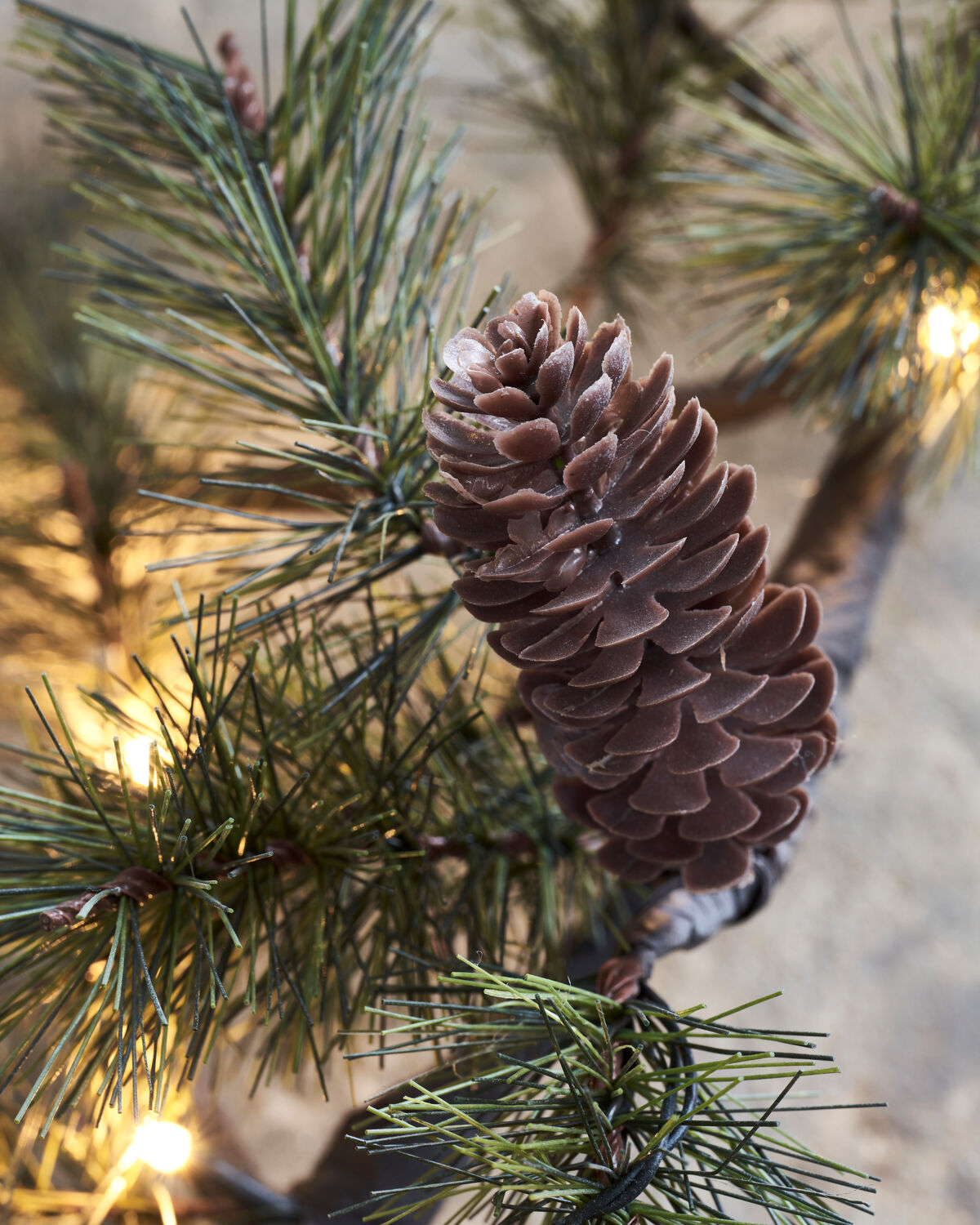 Eleganter Weihnachtszweig aus HDPeuce, perfekt für stilvolle Festtagsdekoration und um eine gemütliche Atmosphäre zu erzeugen.