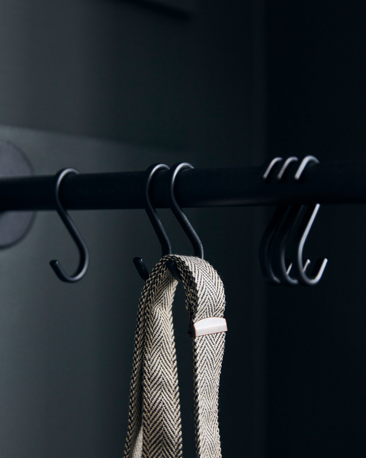 Haken, Snap in Schwarz präsentiert im Onlineshop von KAQTU Design AG. Kleiderhaken ist von House Doctor