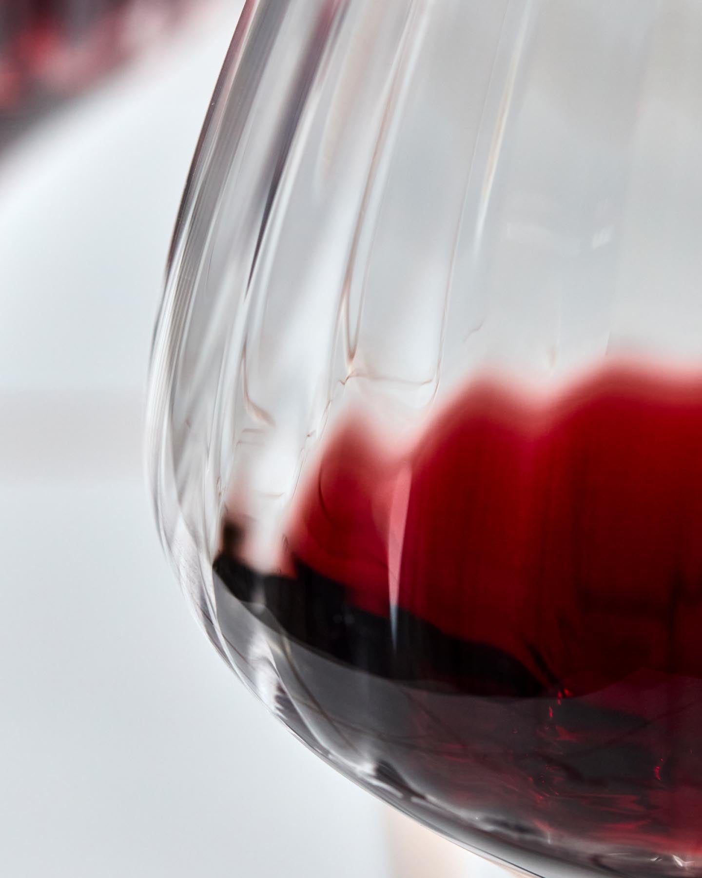 Genießen Sie Rotwein stilvoll mit dem handgefertigten HDRill Glas von House Doctor – ein elegantes Highlight für jeden Tisch.