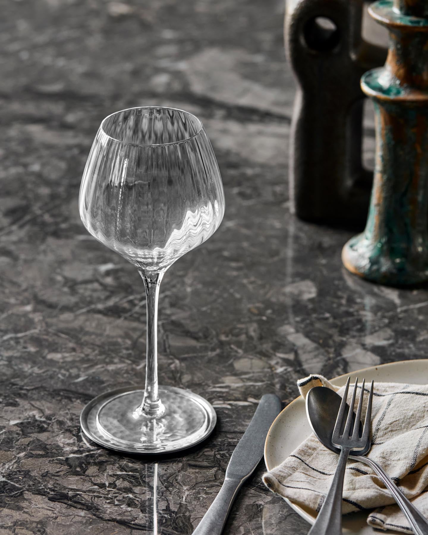 Erleben Sie mit dem Rotweinglas HDRill von House Doctor handgefertigte Eleganz und einzigartigen Genuss – ein Must-Have für Weinliebhaber!