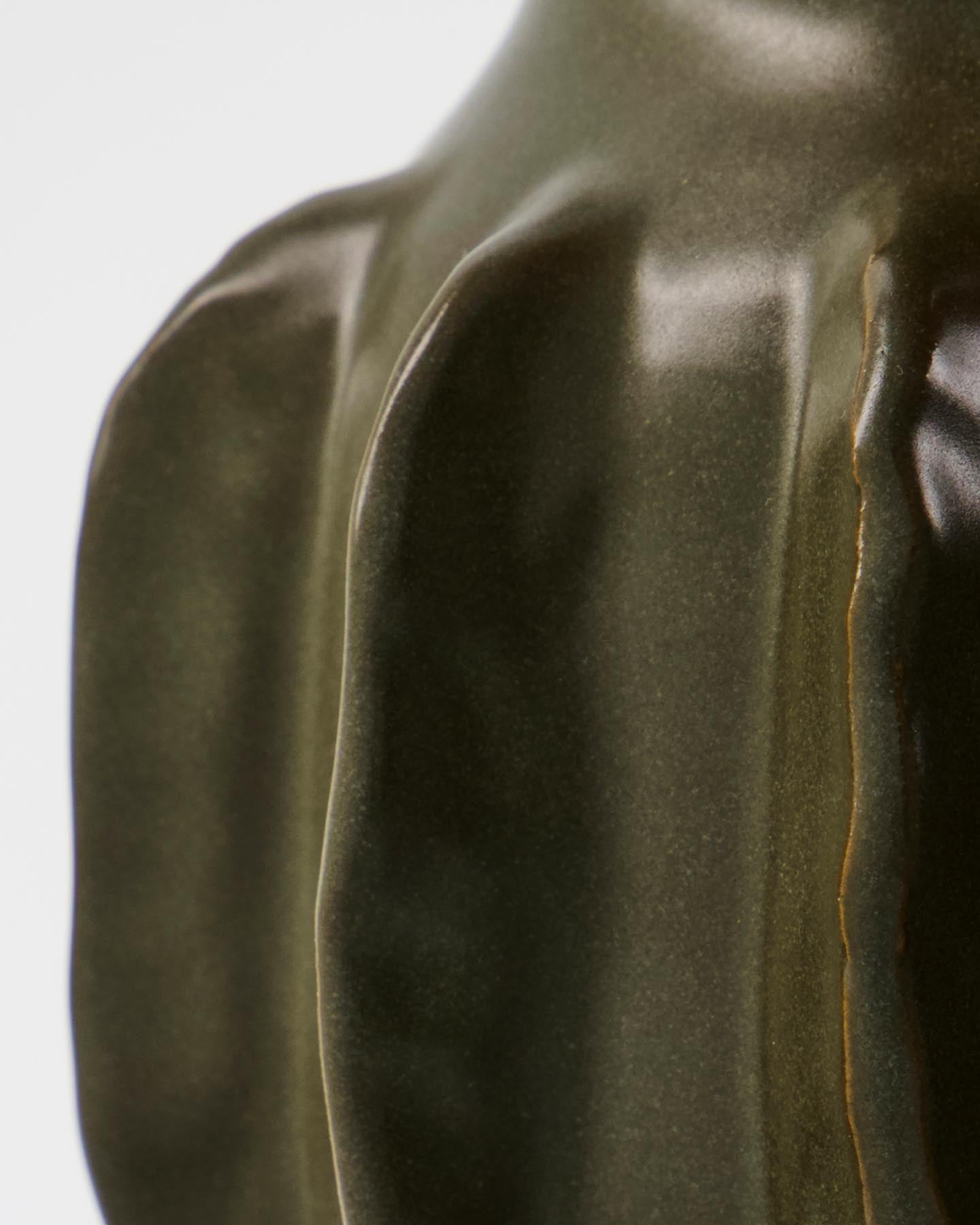 Entdecken Sie die einzigartige Vase HDCactus in Dunkelgrün von House Doctor – ein handgefertigtes Kunstwerk, das jeden Raum bereichert!