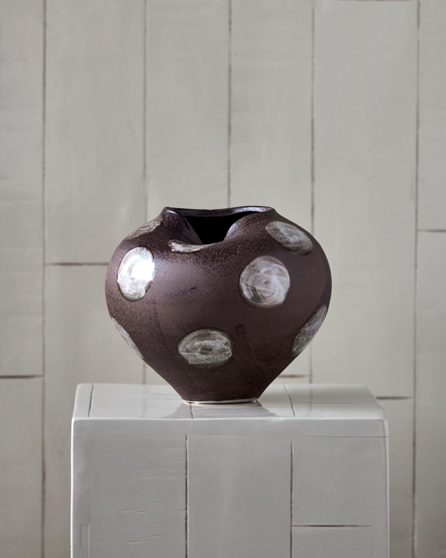 Verleihen Sie Ihrem Zuhause mit der HDExpo Vase von House Doctor in Braun und Off-White einen kreativen Akzent. Handgefertigt und einzigartig!