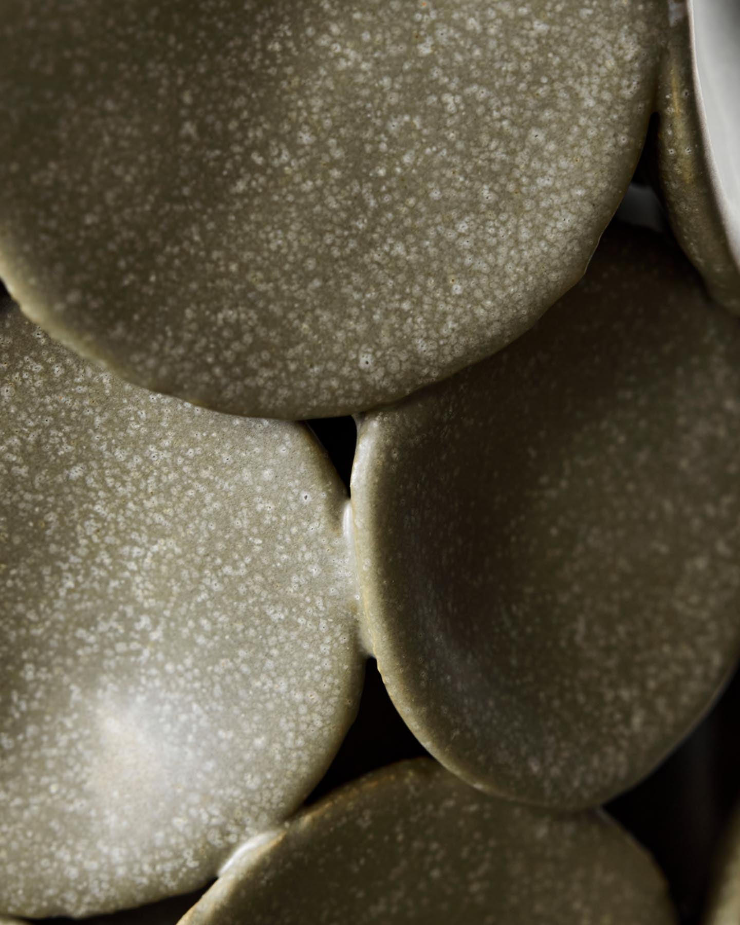 Entdecken Sie die handgefertigte Vase HDDot in Khaki von House Doctor – ein stilvolles Kunstwerk, das jedem Raum Wärme und Eleganz verleiht.