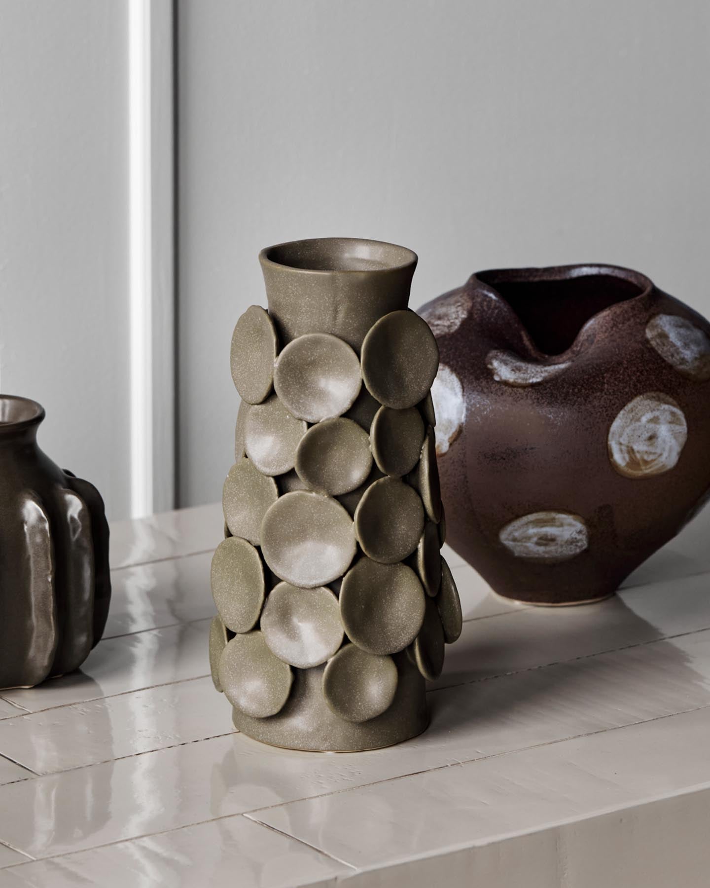 Verleihen Sie Ihrem Zuhause mit der einzigartigen Vase HDDot in Khaki von House Doctor einen modernen Akzent. Handgefertigt und kunstvoll gestaltet, ist sie ein echter Blickfang.