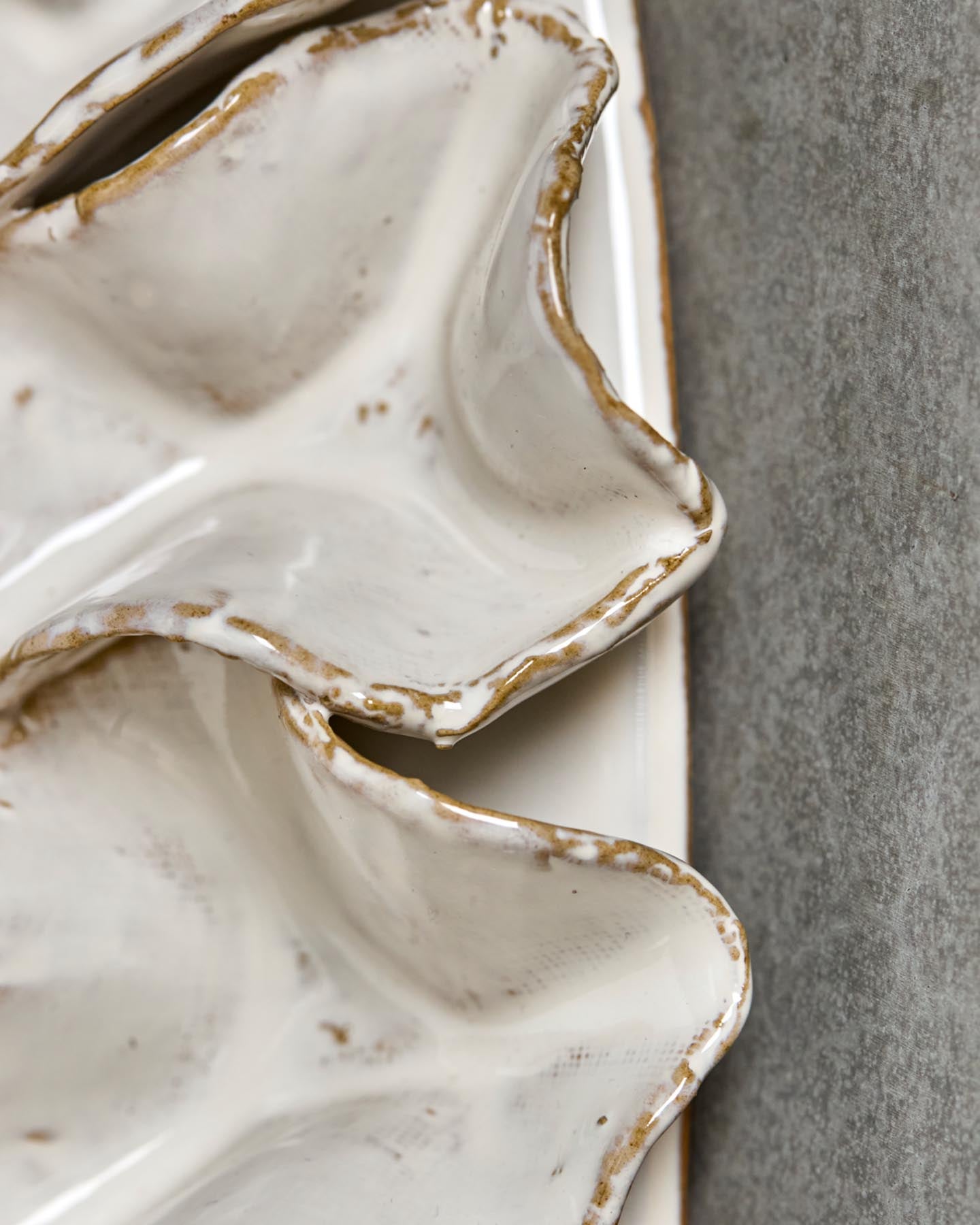 Entdecken Sie das handgefertigte Wandobjekt HDFold in Off-White von House Doctor – ein einzigartiges Kunstwerk für stilvolle Wände.