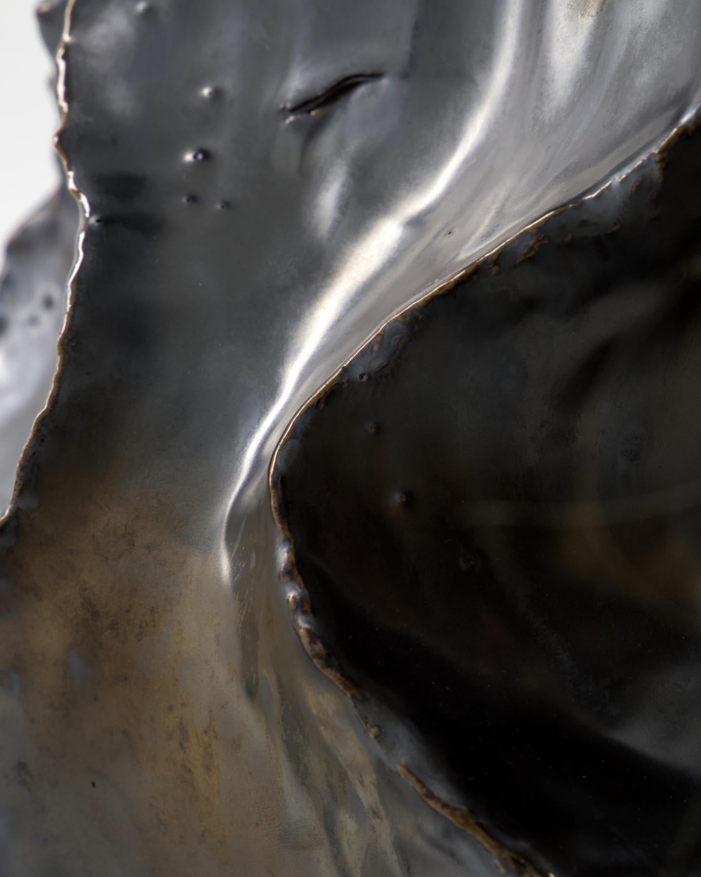 Entdecken Sie die handgefertigte Vase HDWaves von House Doctor. Mit ihrer antikmetallischen Glasur und organischen Form wird sie zum stilvollen Blickfang in jedem Raum.