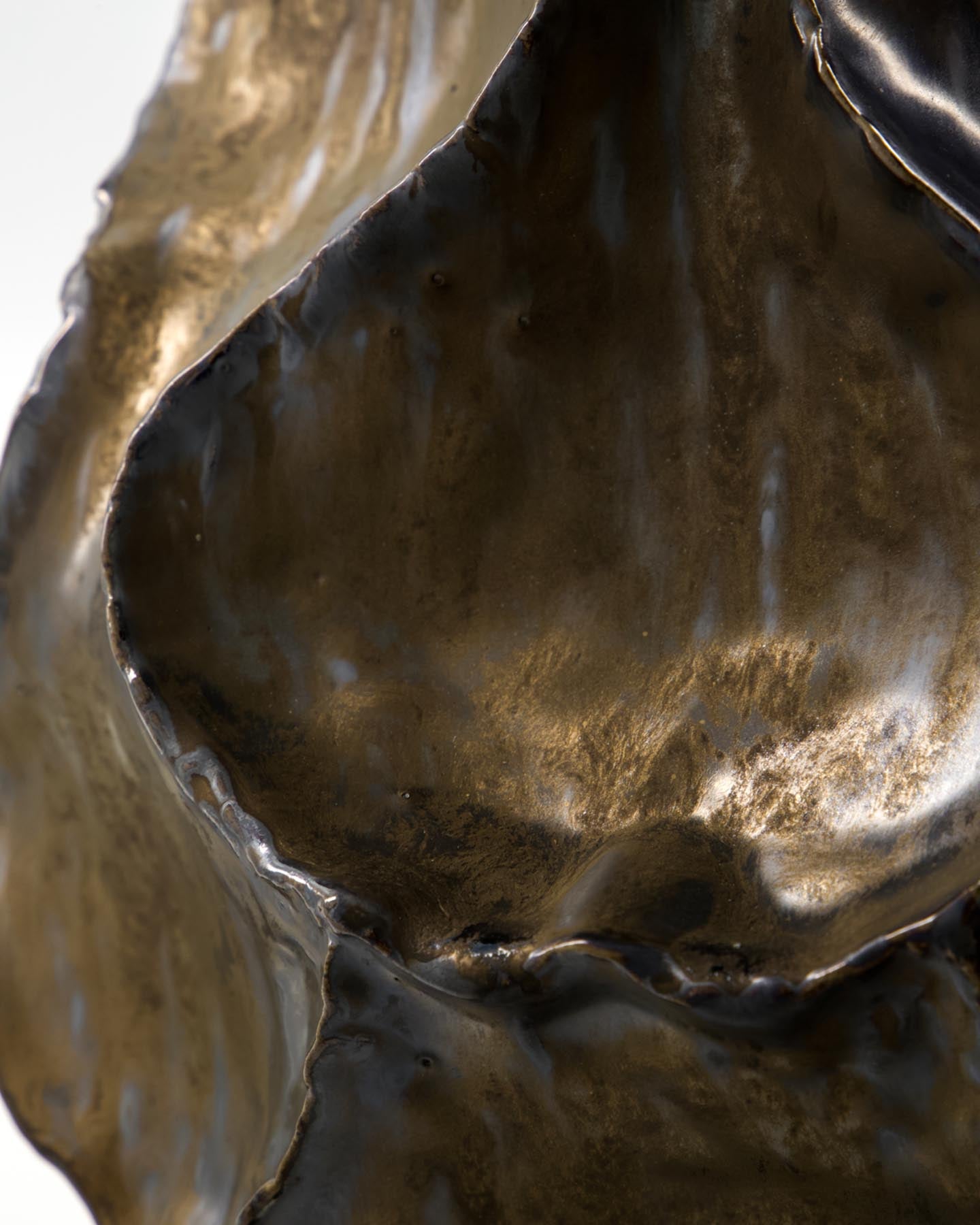 Entdecken Sie die handgefertigte Vase HDWaves von House Doctor. Mit ihrer antikmetallischen Glasur und organischen Form wird sie zum stilvollen Blickfang in jedem Raum.