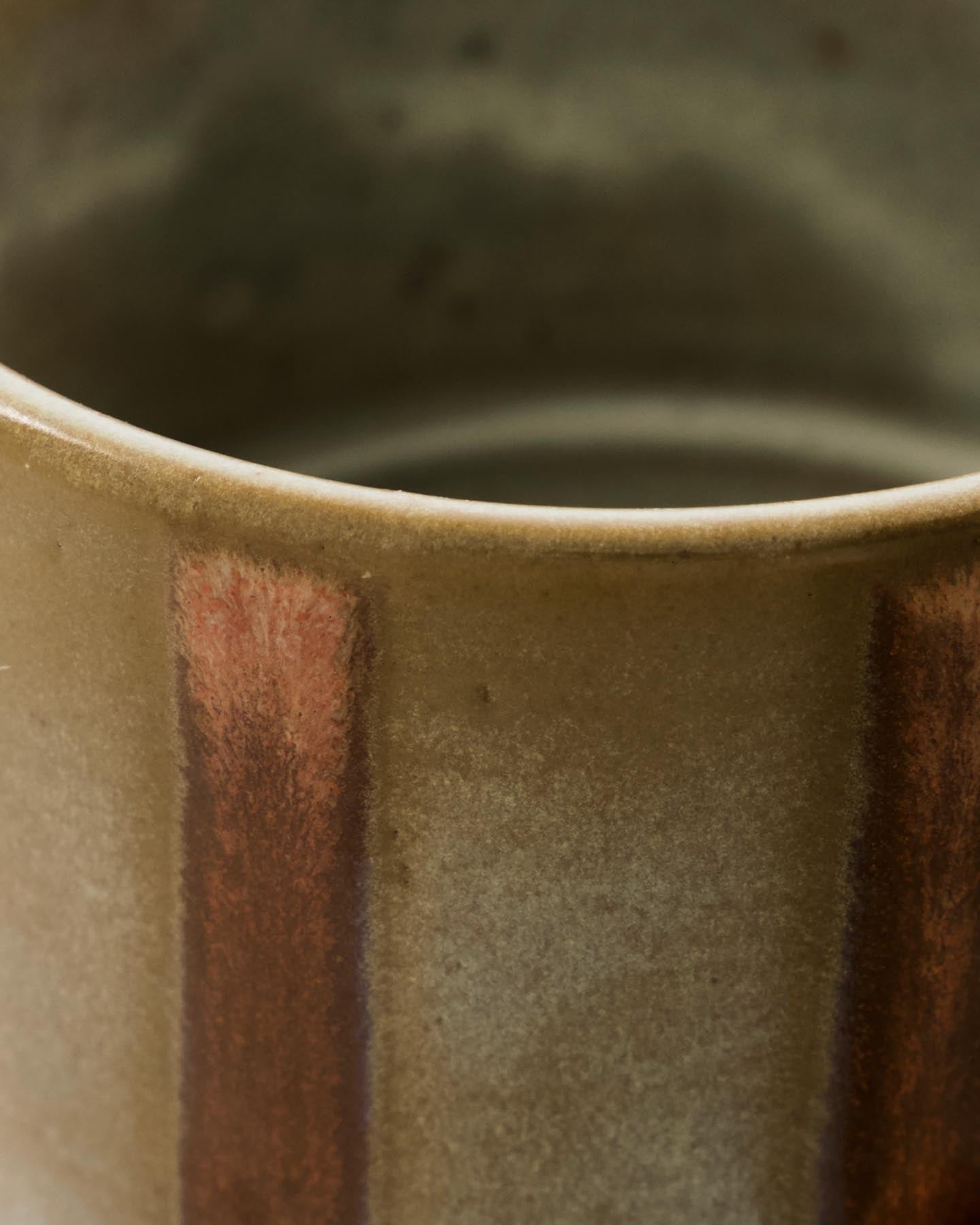 Erleben Sie die eleganten HDTallic Aufbewahrungsschachteln von House Doctor. Handgefertigt aus edlem Steingut, vereinen sie Stil und Funktionalität.