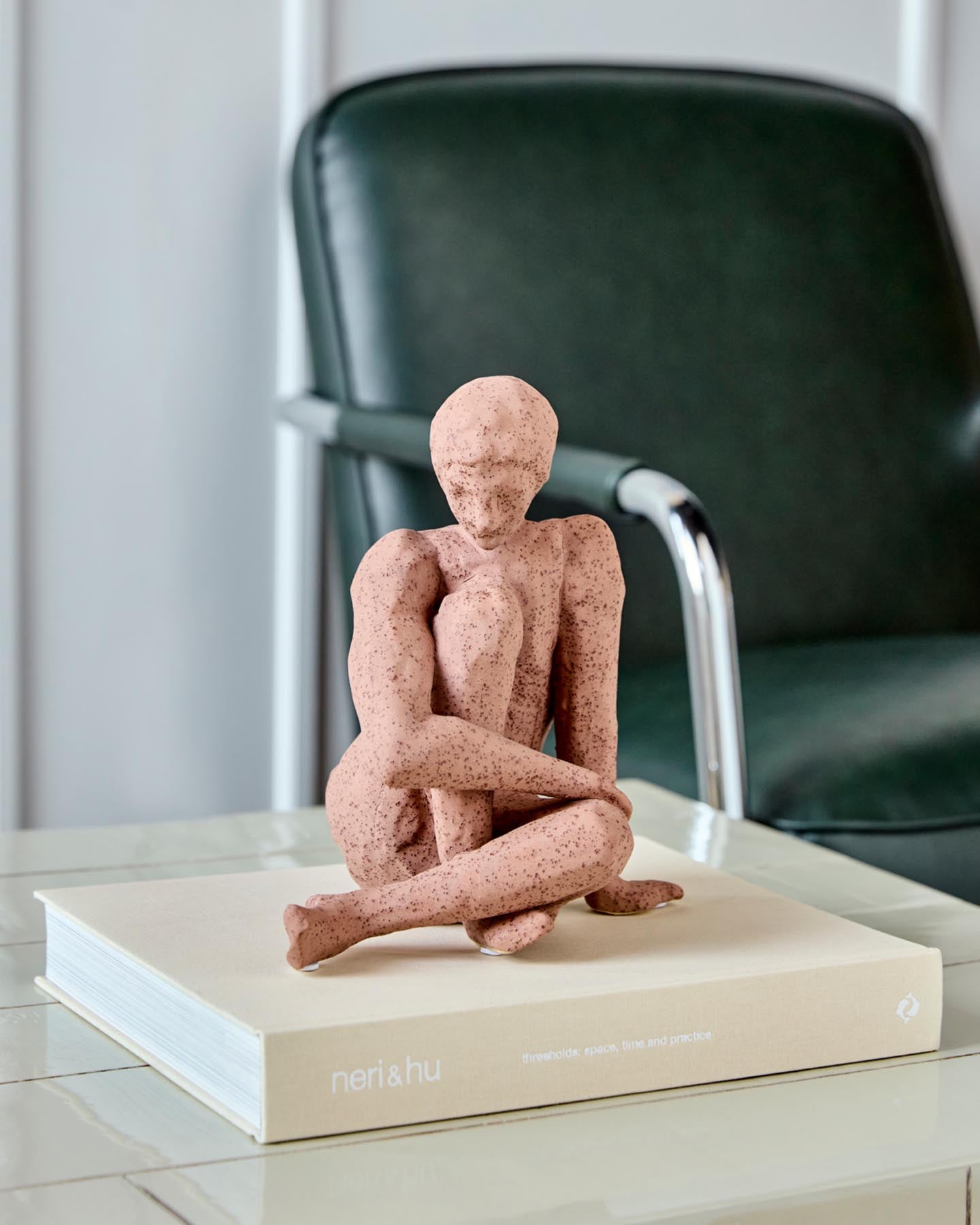 Verleihen Sie Ihrem Zuhause mit der einzigartigen HDWoman Figur in Braun von House Doctor einen Hauch von Kunst und Eleganz.