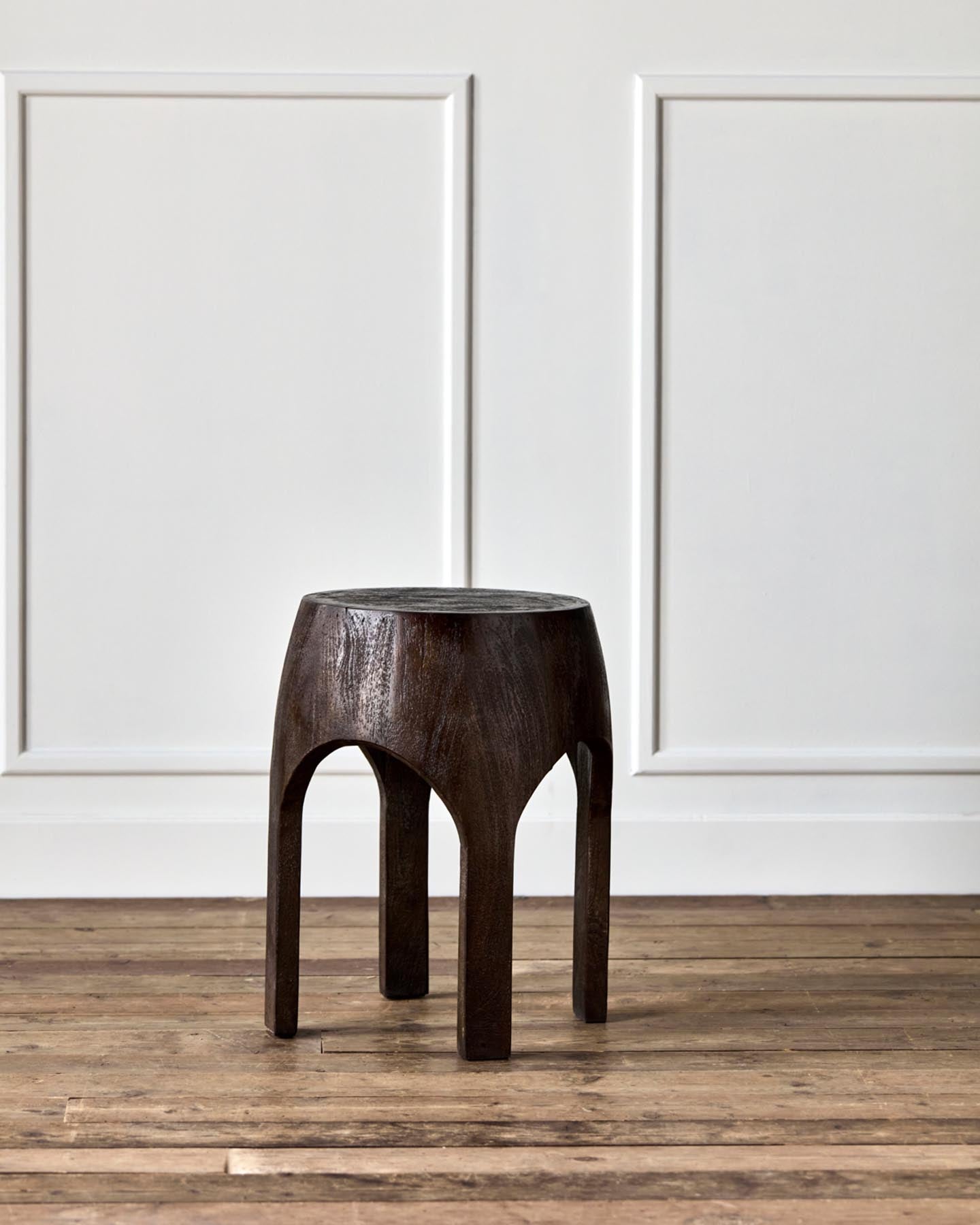 Der HDWoda Hocker in Braun von House Doctor vereint stilvolles Design und Funktionalität. Handgefertigt aus hochwertigem Mangoholz, bringt er Wärme und Charakter in Ihr Zuhause.