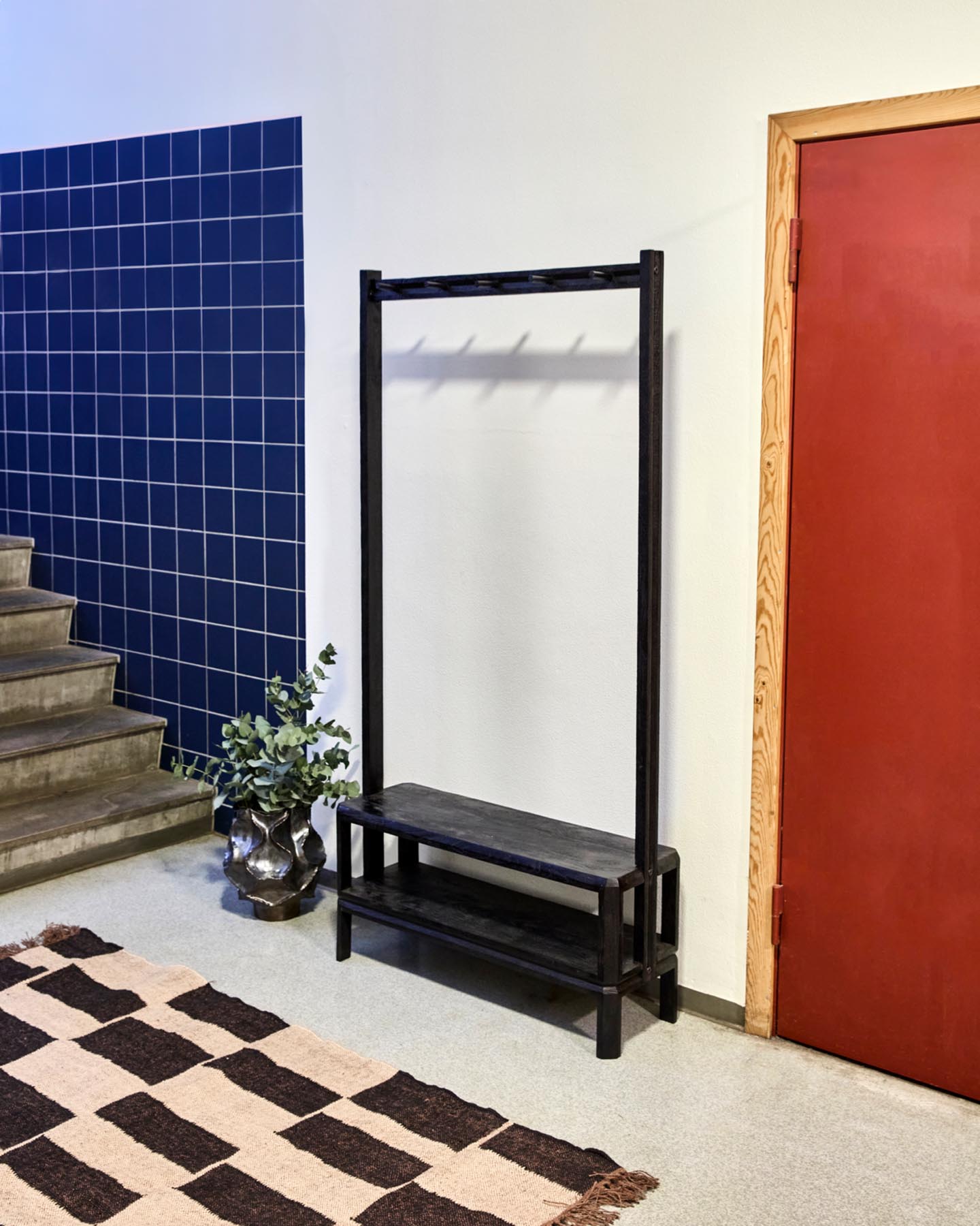 Entdecken Sie die Hakenleiste HDMono in Schwarz von House Doctor – ein stilvolles, handgefertigtes Möbelstück für Ordnung und Design in Ihrem Zuhause.