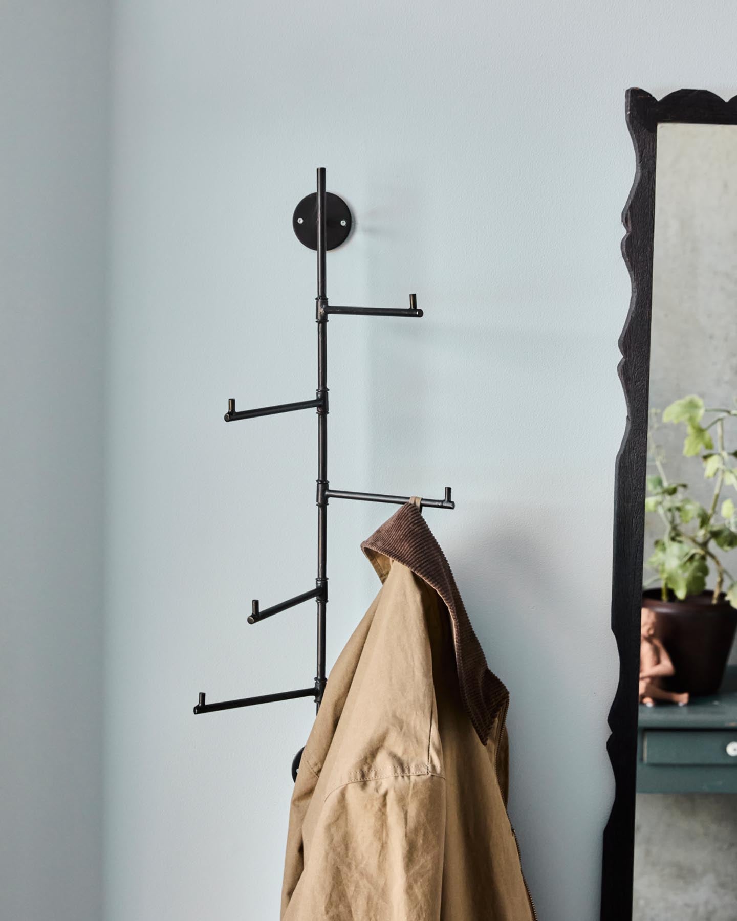 Entdecken Sie die Hakenleiste HDFlex in Schwarz von House Doctor – ein stilvolles Accessoire, das Funktionalität und elegantes Design harmonisch verbindet.