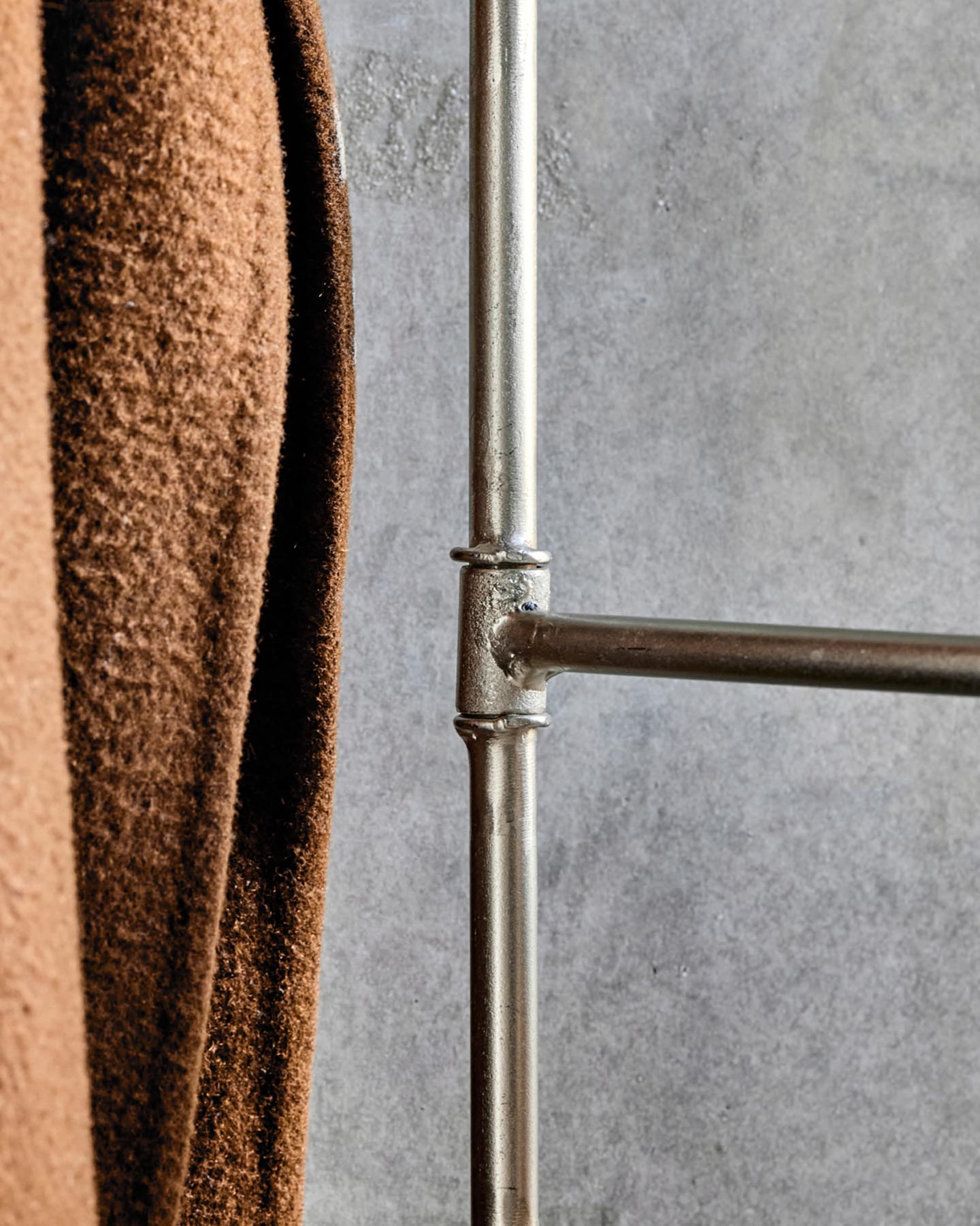 Gestalten Sie Ihr Zuhause mit der Hakenleiste HDFlex von House Doctor. Elegantes Silber-Finish und flexible Haken für stilvolle Ordnung.