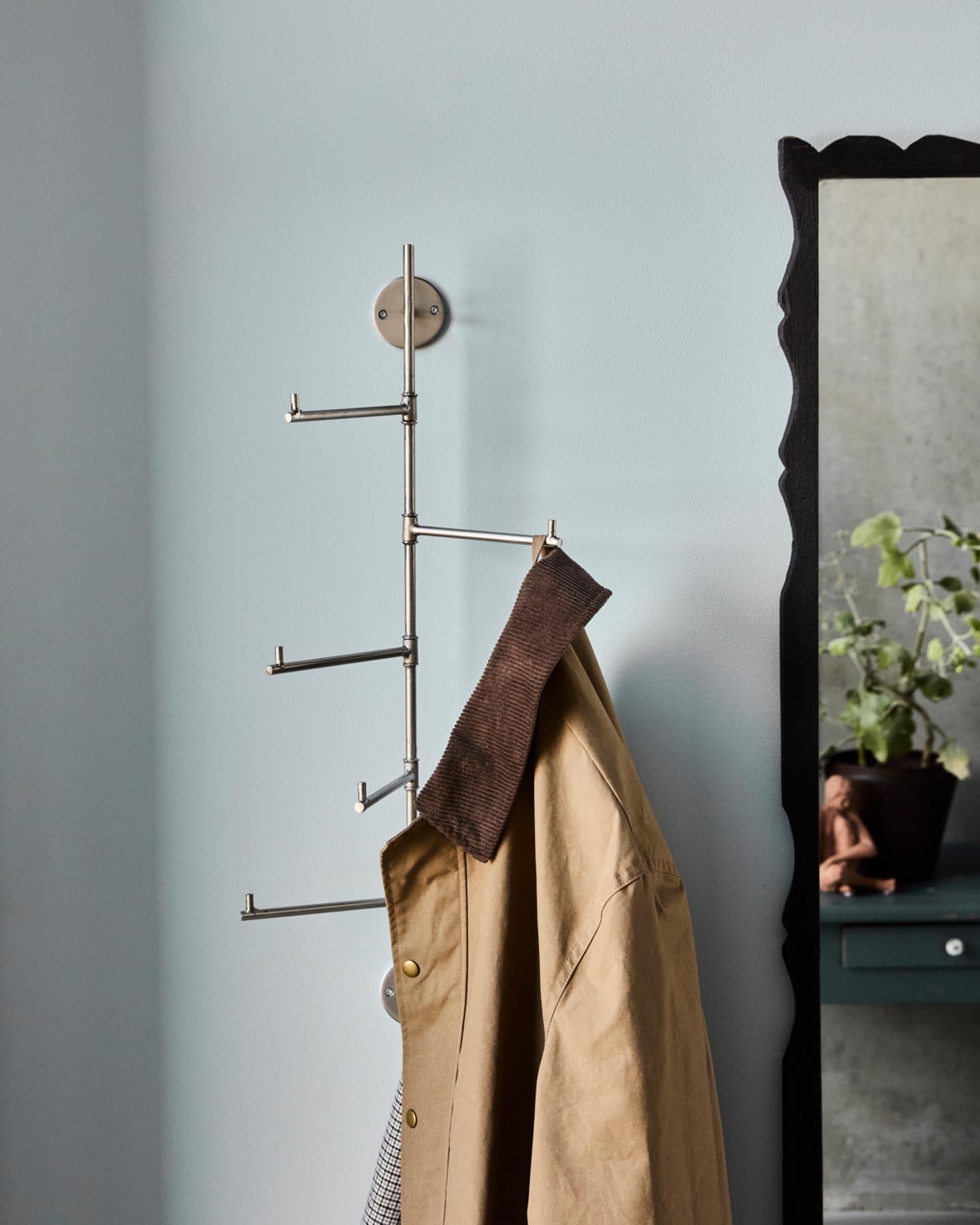 Verleihen Sie Ihrem Raum mit der Hakenleiste HDFlex von House Doctor einen modernen Akzent. Robustes Eisen, edles Silber-Finish und drehbare Haken für optimale Flexibilität.