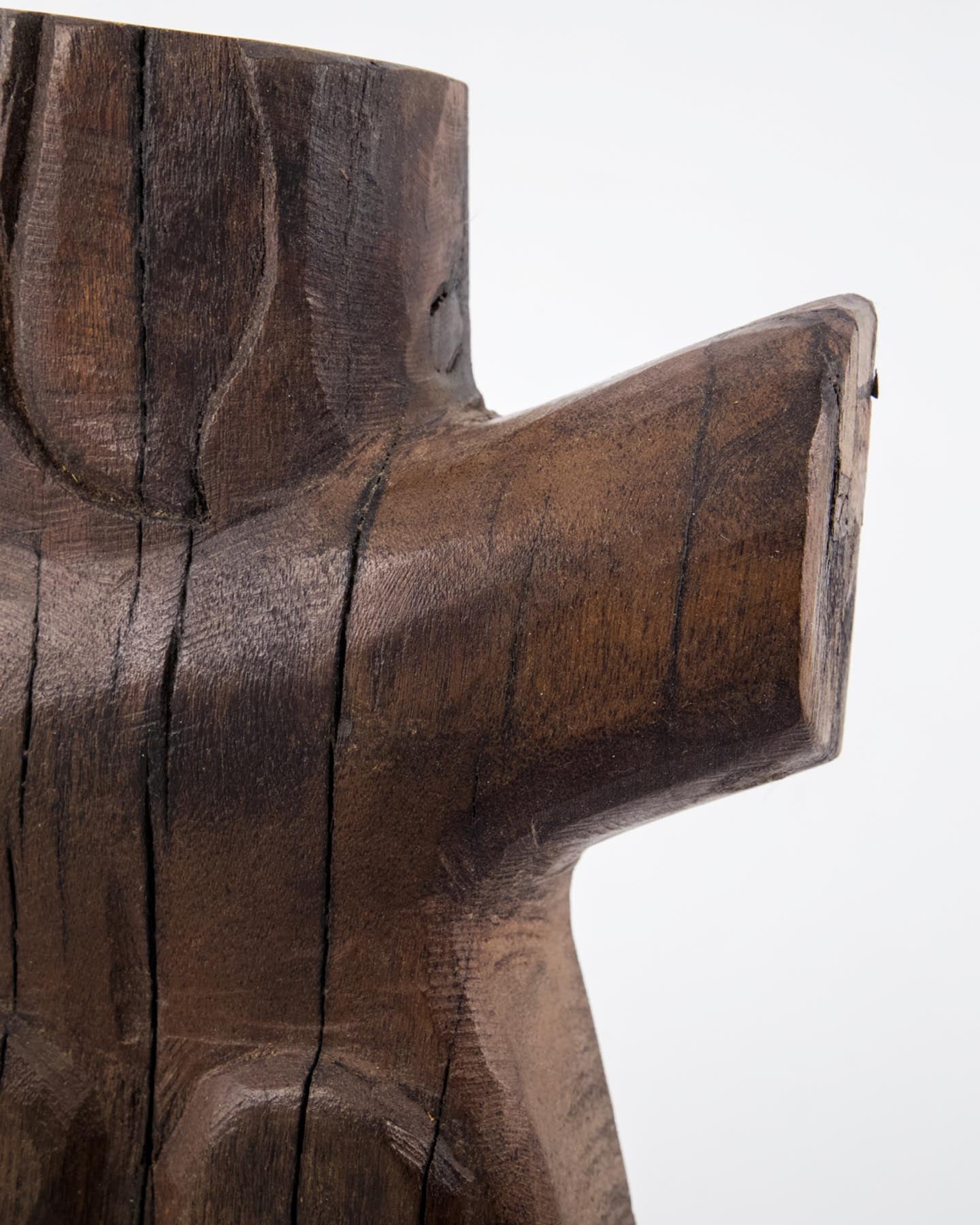 Entdecken Sie das handgefertigte Wandobjekt HDHuman in Schwarz von House Doctor. Aus recyceltem Mangoholz gefertigt, vereint es modernes Design und Nachhaltigkeit.