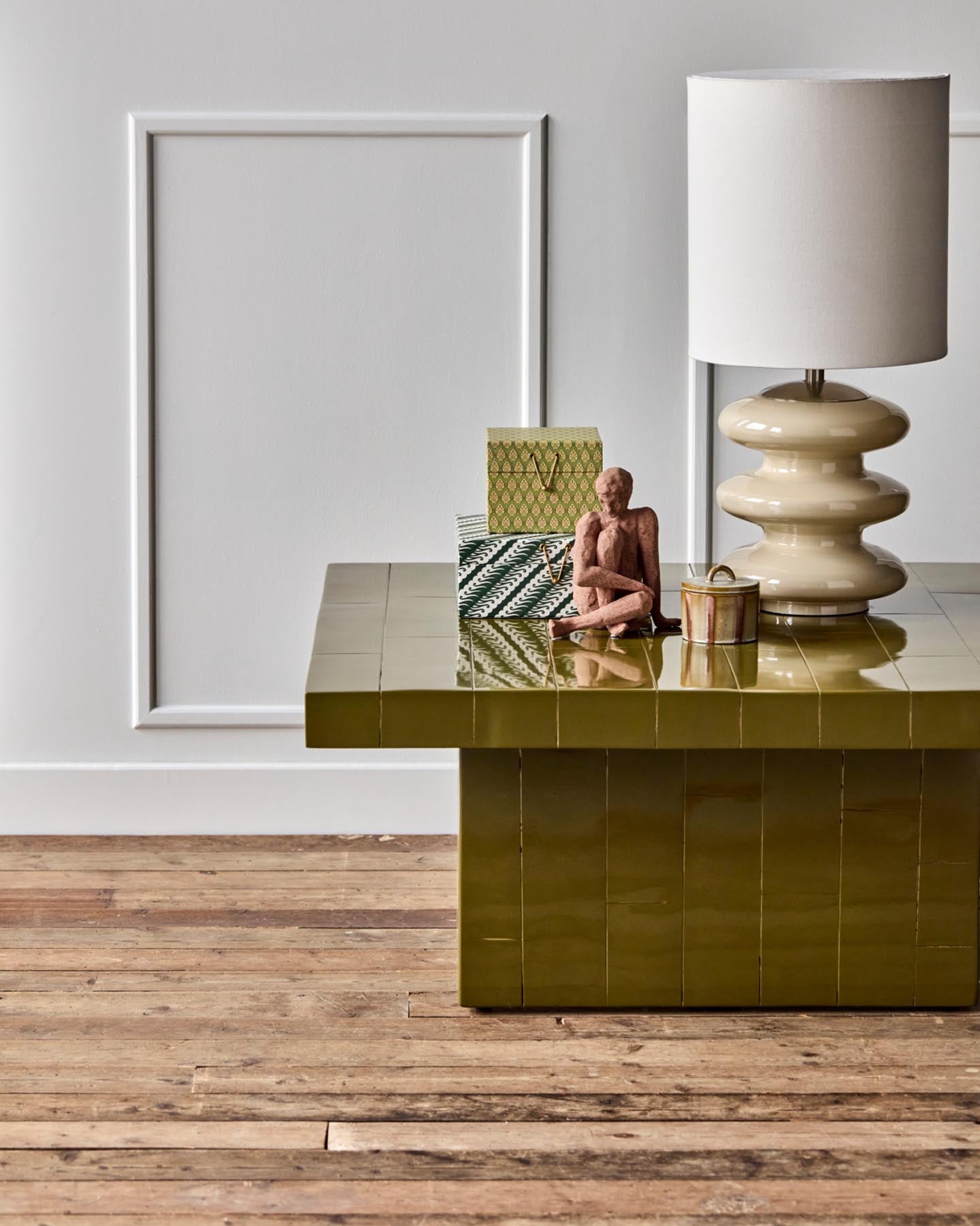 Entdecken Sie den einzigartigen Couchtisch HDBrick in Grün von House Doctor – ein handgefertigtes Designstück, das Ihr Wohnzimmer stilvoll aufwertet.