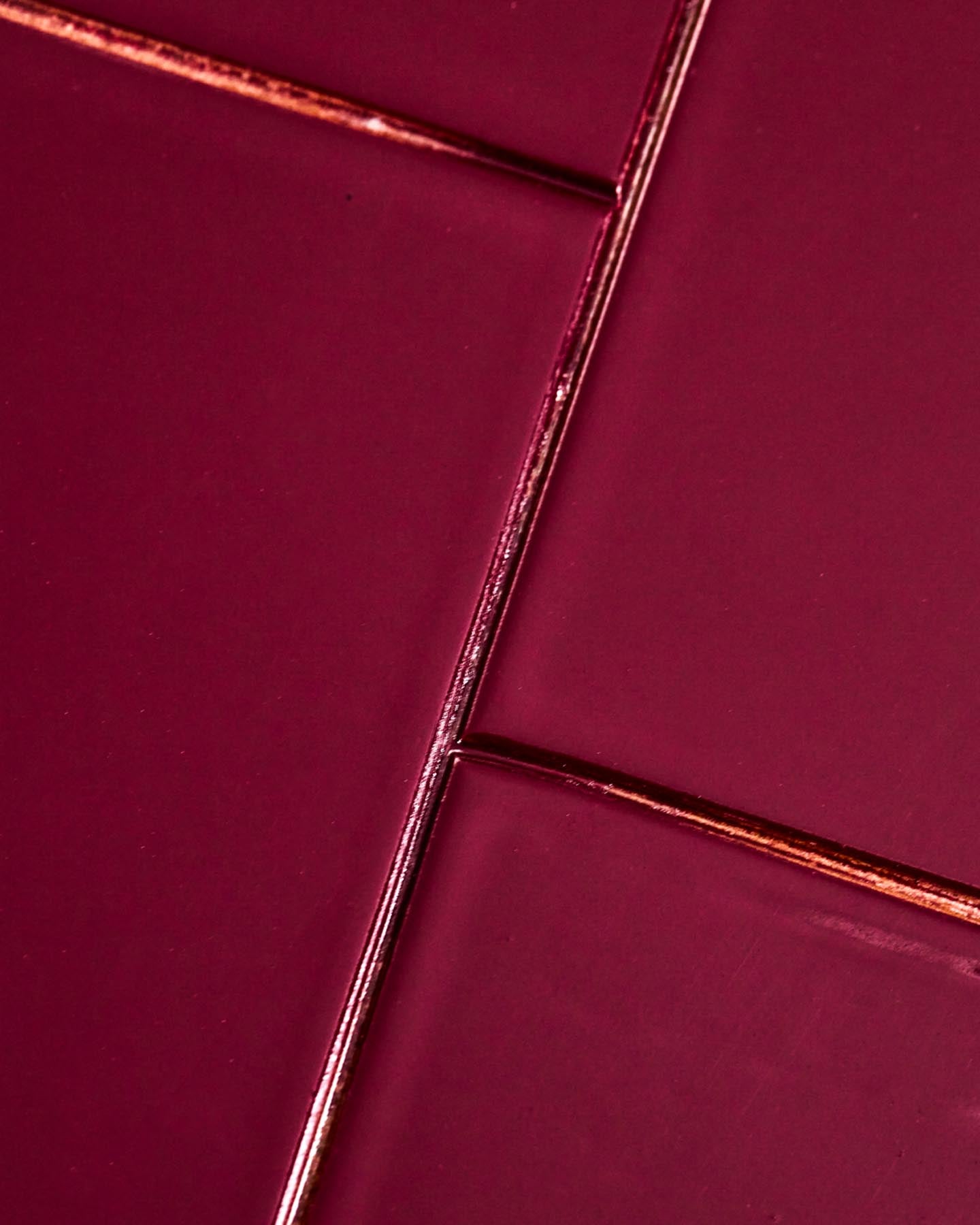 Verleihen Sie Ihrem Wohnzimmer mit dem HDBrick Couchtisch in strahlendem Rot von House Doctor einen modernen Akzent – handgefertigt aus hochwertigem Mangoholz.