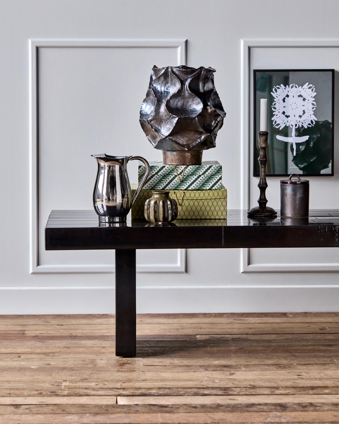 Verleihen Sie Ihrem Wohnzimmer mit dem Couchtisch HDBrick von House Doctor in edlem Schwarz einen modernen Akzent. Handgefertigt und einzigartig!