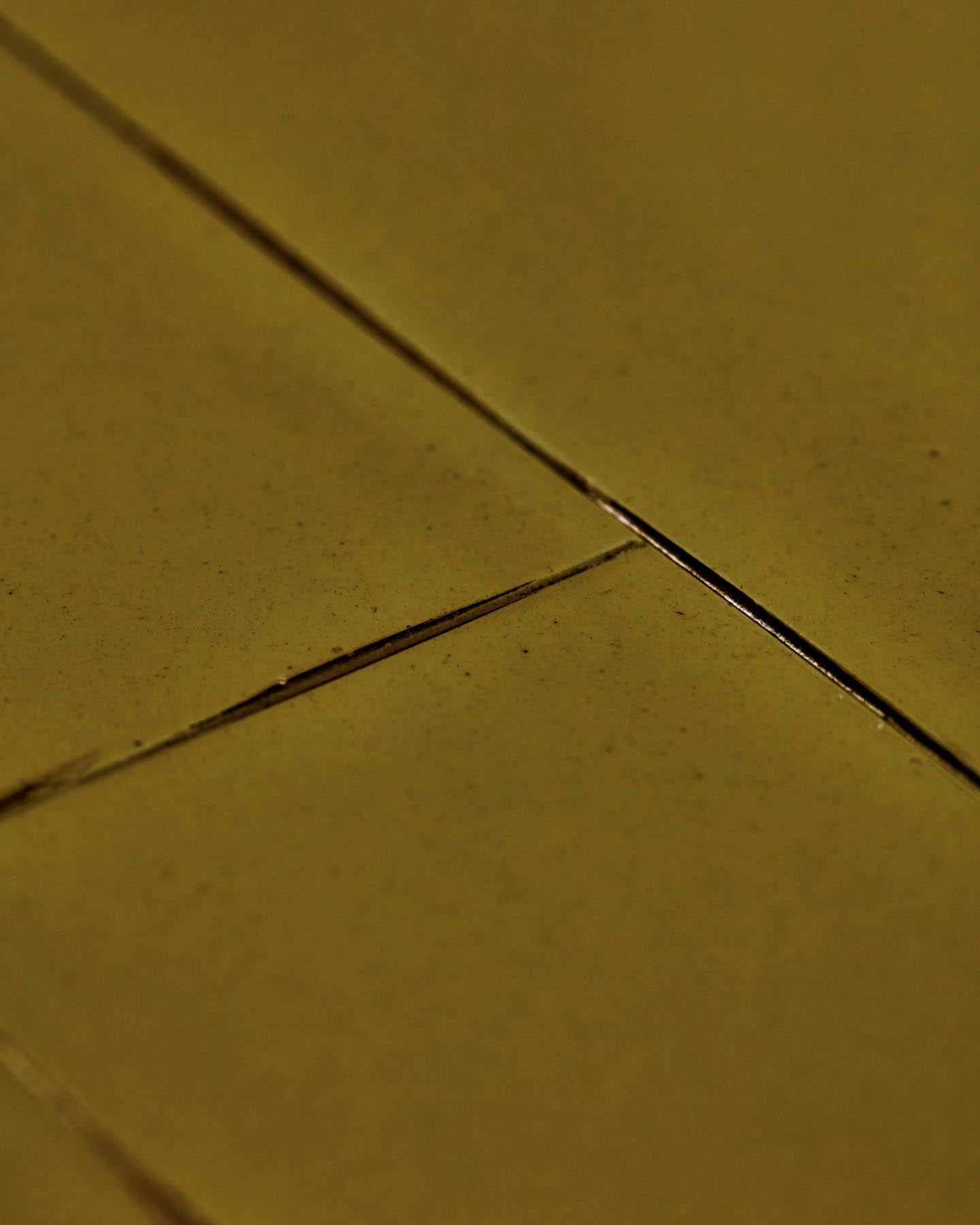 Setzen Sie mit dem Esstisch HDBrick in Grün von House Doctor ein stilvolles Statement – handgefertigte Mangoholzkacheln und Hochglanzlackierung vereinen Eleganz und Langlebigkeit.