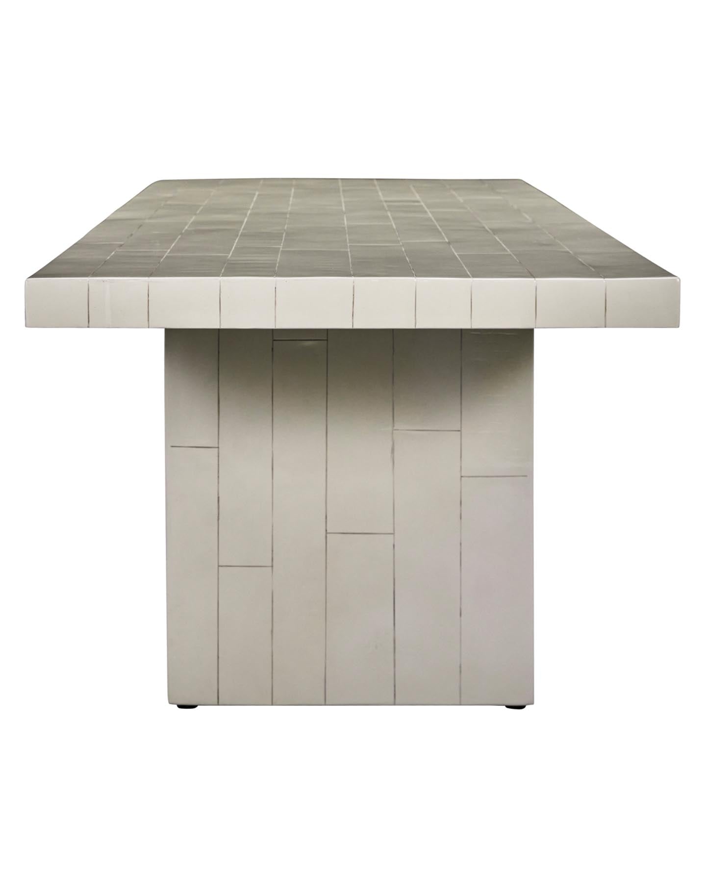 Erleben Sie den Esstisch HDBrick Sand von House Doctor – ein stilvolles Möbelstück mit einzigartigem Design und hochwertiger Verarbeitung.