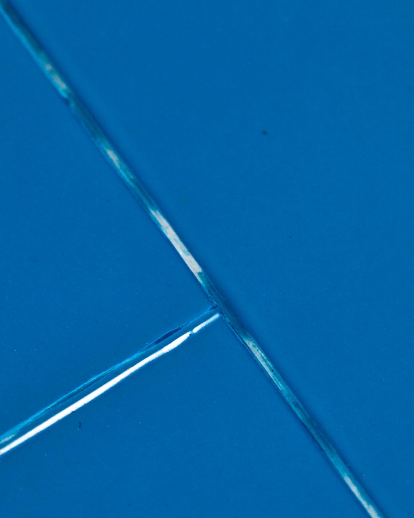 Verleihen Sie Ihrem Raum mit dem HDBrick Beistelltisch in Blau von House Doctor einen modernen Touch. Handgefertigt, elegant und vielseitig einsetzbar!