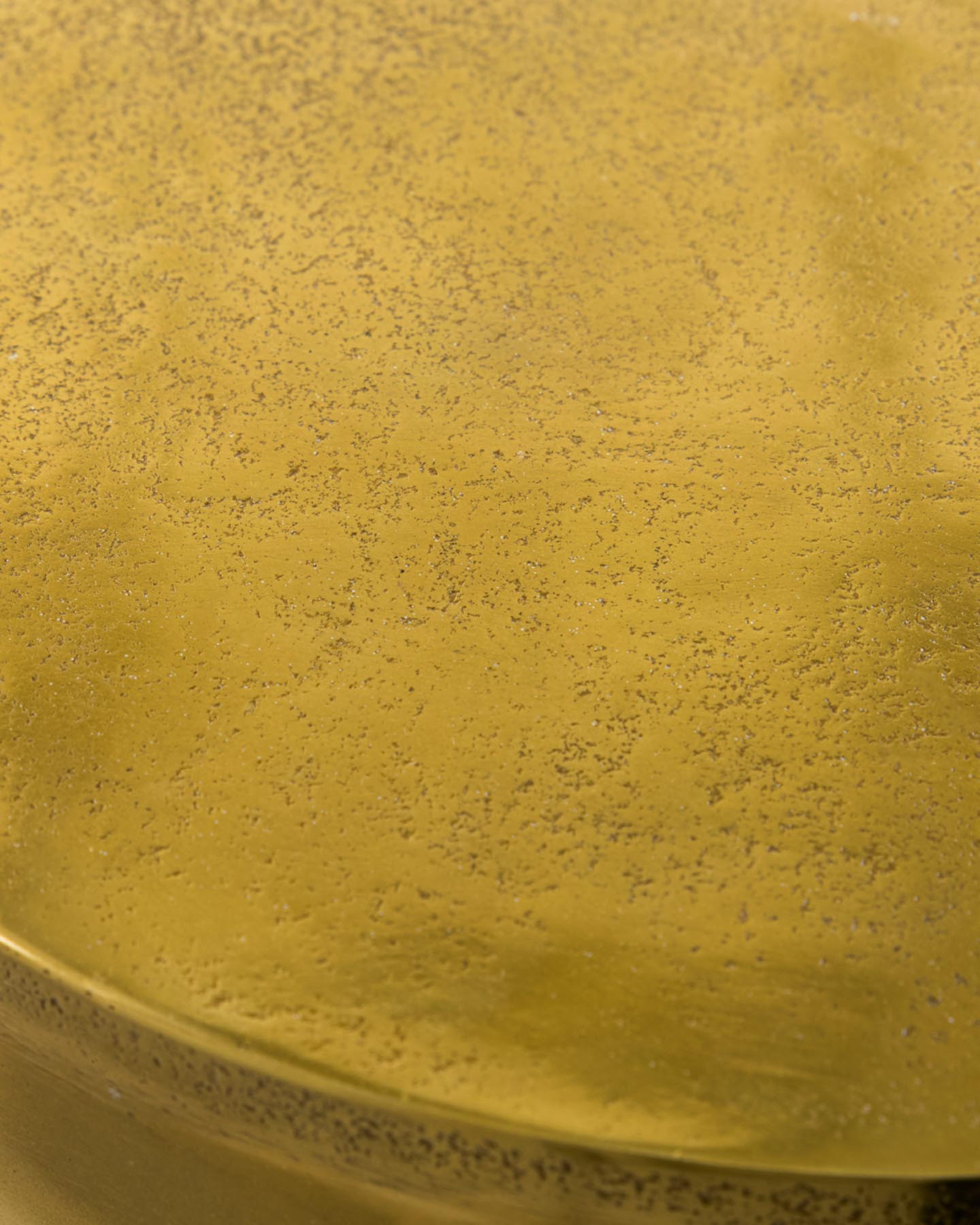 Verleihen Sie Ihrem Zuhause mit dem HDRiga Beistelltisch von House Doctor einen Hauch von Eleganz. Dieses handgefertigte Möbelstück in antikgoldenem Finish ist ein skulpturales Highlight, das jeden Raum aufwertet.