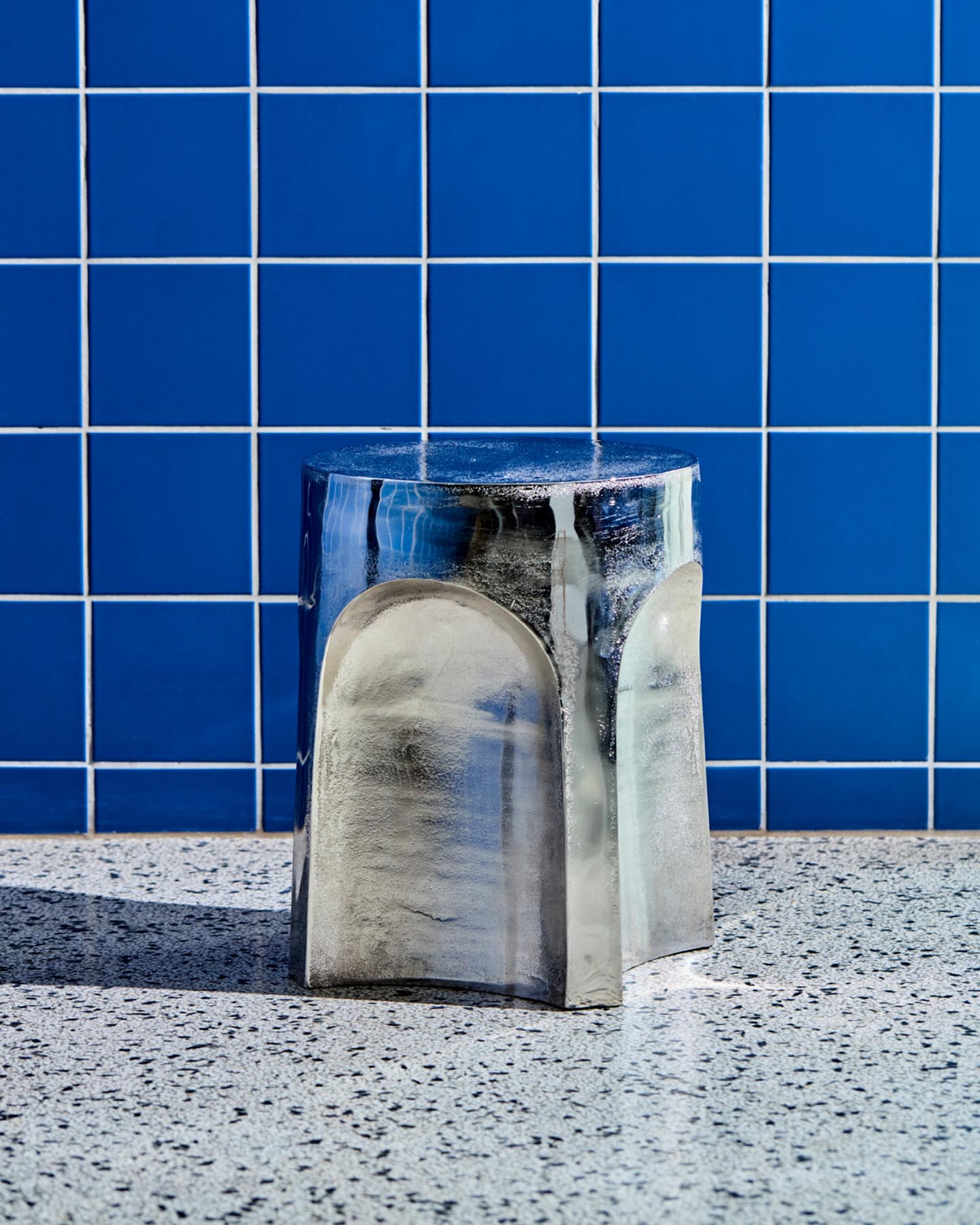 Eleganter Beistelltisch HDRiga von House Doctor mit edlem Silber-Finish. Handgefertigt, vielseitig einsetzbar und ein echter Blickfang für Ihr Zuhause.