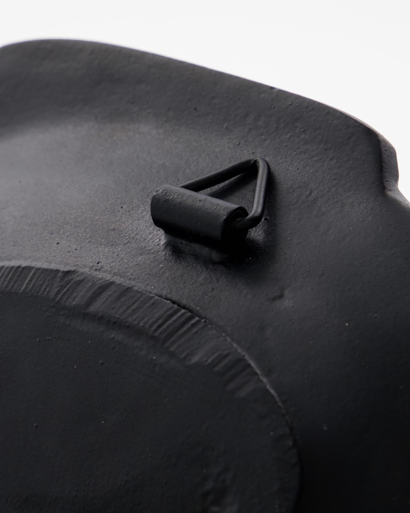 Verleihen Sie Ihrem Zuhause mit dem einzigartigen Wandobjekt HDFish in Schwarz von House Doctor einen kreativen Akzent – handgefertigt aus hochwertigem Aluminium.