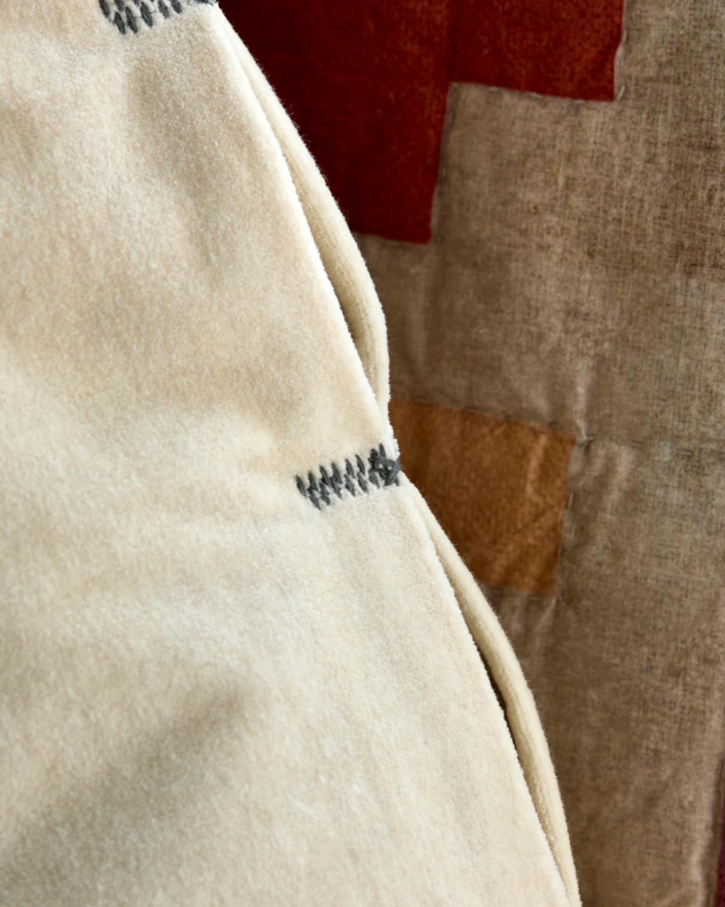 Entdecken Sie den Kissenbezug HDVelvet in Sand von House Doctor – ein elegantes Wohnaccessoire, das Gemütlichkeit und Stil vereint.