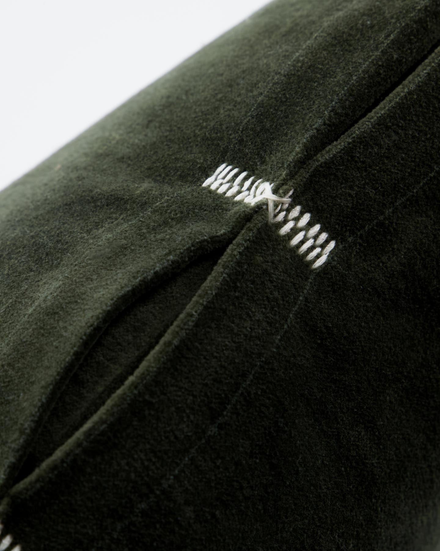 Entdecken Sie den eleganten Kissenbezug HDVelvet in sattem Grün von House Doctor. Luxuriöser Baumwollvelours für stilvollen Komfort.