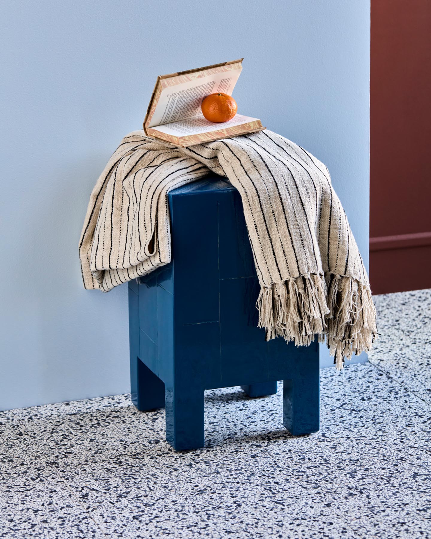 Entdecken Sie die stilvolle HDLines Decke von House Doctor in Schwarz und Off-White. Handgewebt, elegant und perfekt für Ihr Zuhause.