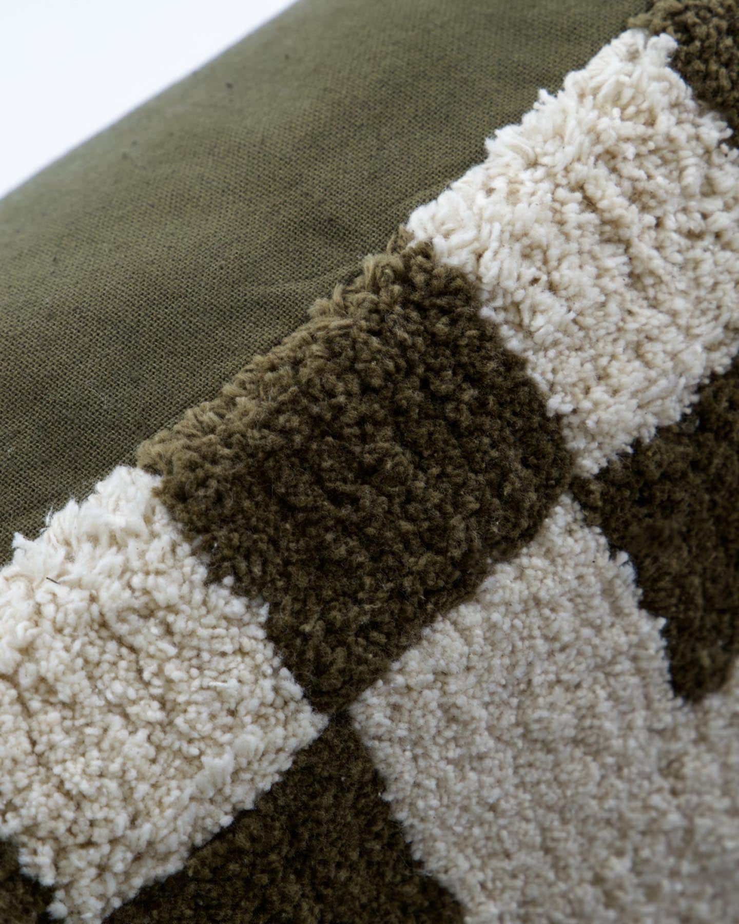 Stilvoller Kissenbezug HDChess in lebhaftem Grün und Off-White. Aus 100% Baumwolle, langlebig und ideal für kreative Wohnideen.