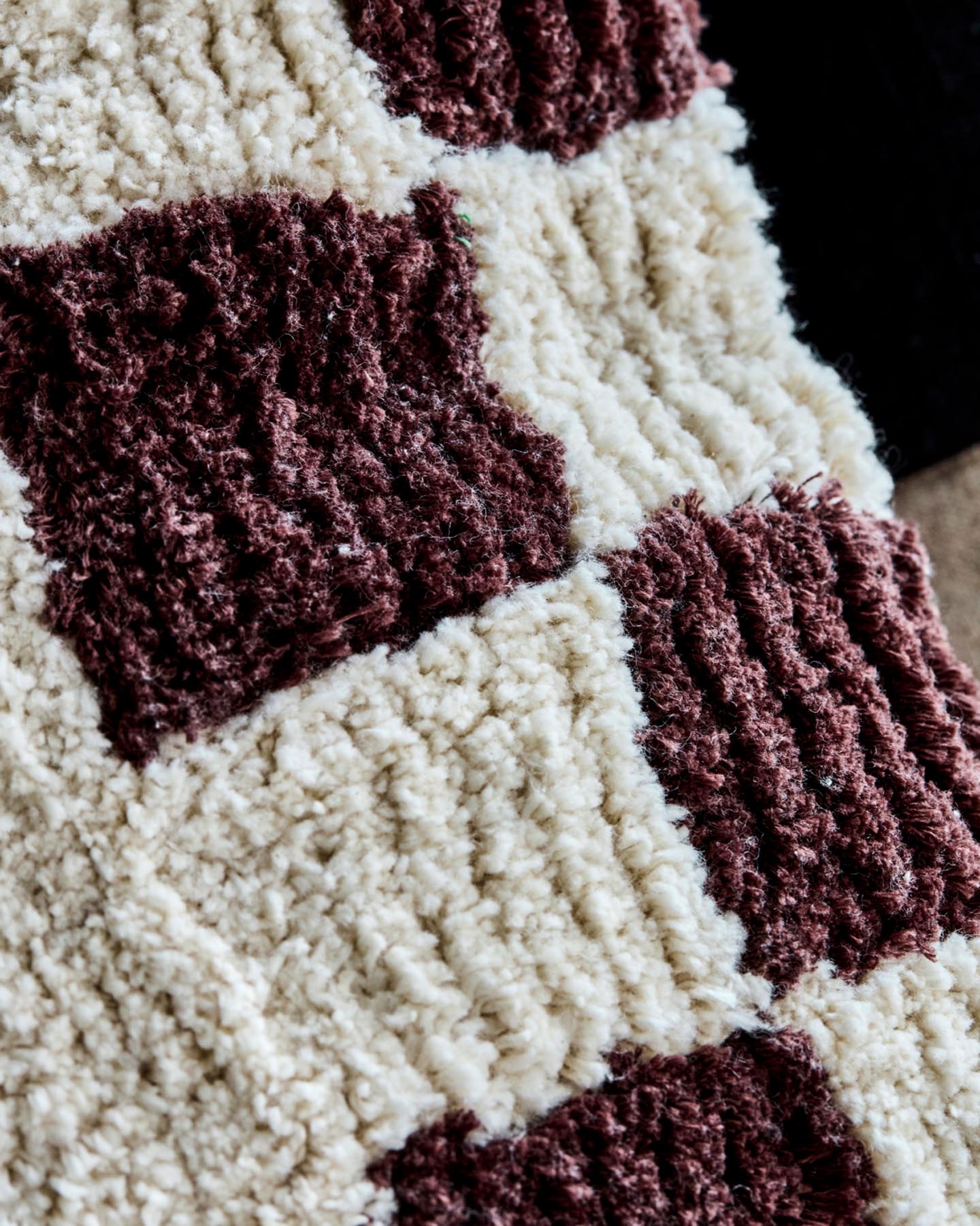 Verleihen Sie Ihrem Wohnraum mit dem stilvollen Kissenbezug HDChess von House Doctor in Braun und Off-White eine moderne Note. Ideal für jedes Sofa!