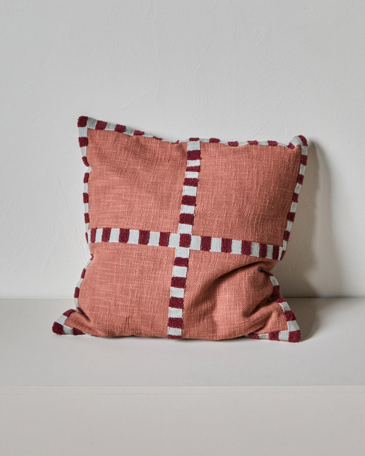 Kissenbezug, HDCross, Braun in Braun präsentiert im Onlineshop von KAQTU Design AG. Deko Kissenbezug ist von House Doctor