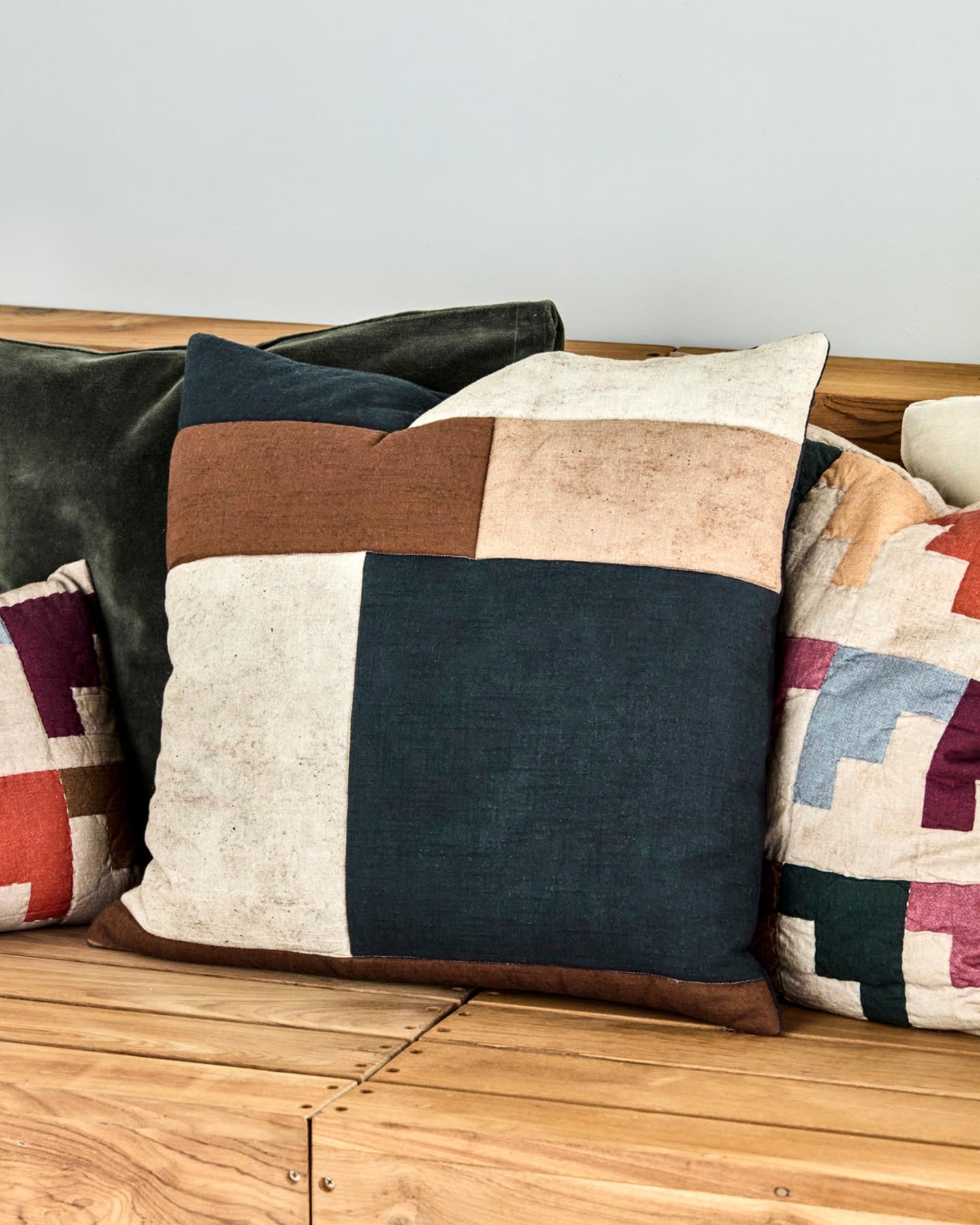 Verleihen Sie Ihrem Raum mit dem Kissenbezug HDPatch von House Doctor einen eleganten Touch. Das harmonische Patchwork in Schwarz, Sand und Braun ist perfekt kombinierbar.