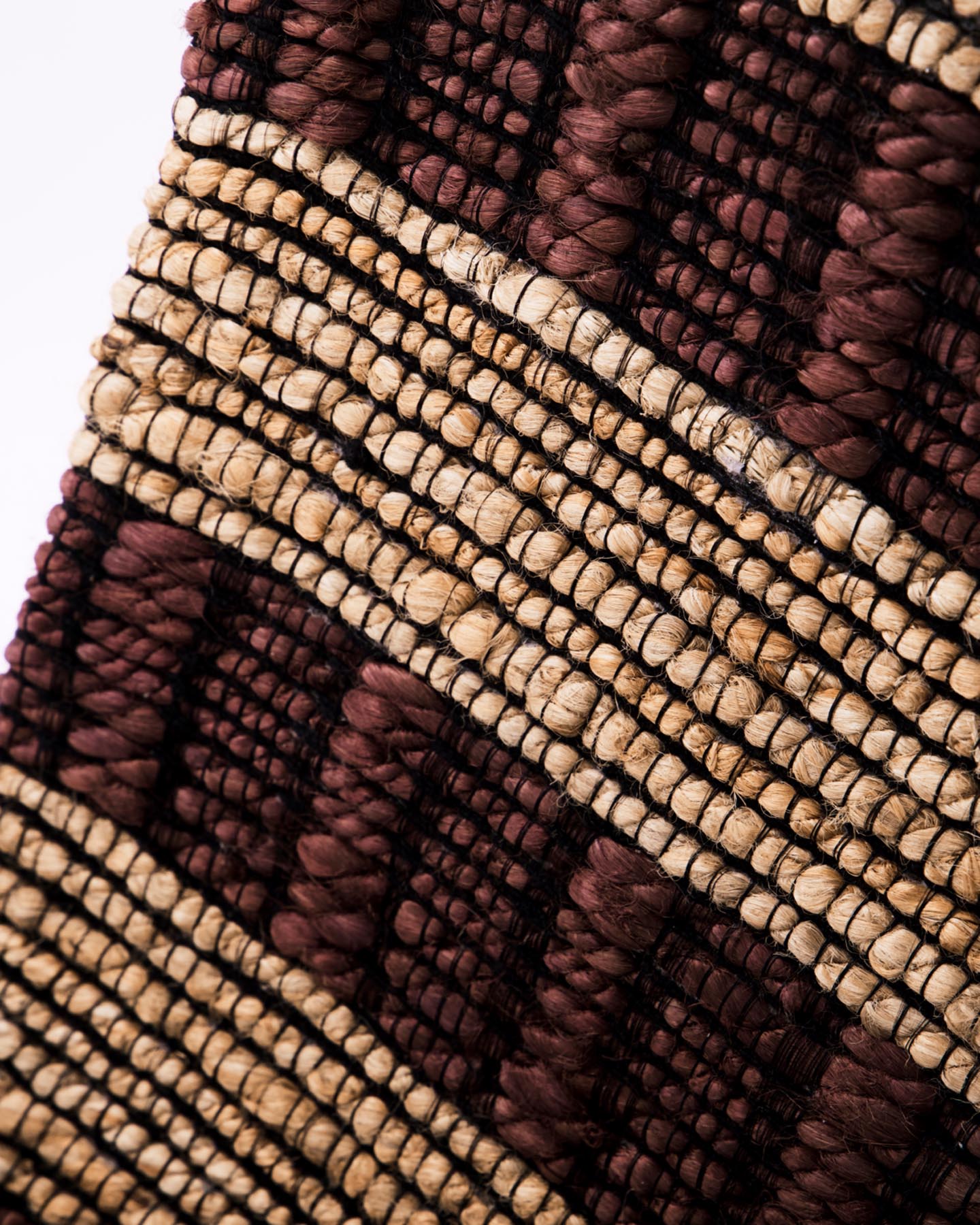 Verleihen Sie Ihrem Raum mit dem HDBlock Teppich von House Doctor in Braun/Natur eine warme Atmosphäre. Handgefertigt aus Jute, ideal für jeden Einrichtungsstil.