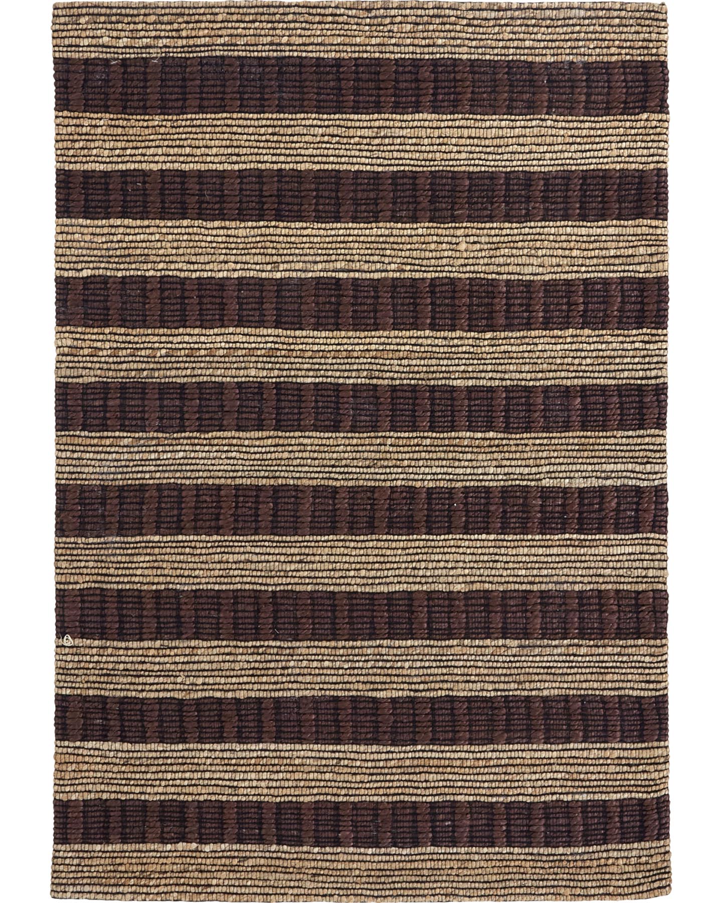 Gestalten Sie Ihr Zuhause mit dem einzigartigen HDBlock Teppich von House Doctor in warmen Brauntönen. Handgefertigt aus Jute, vereint er Stil und Komfort.