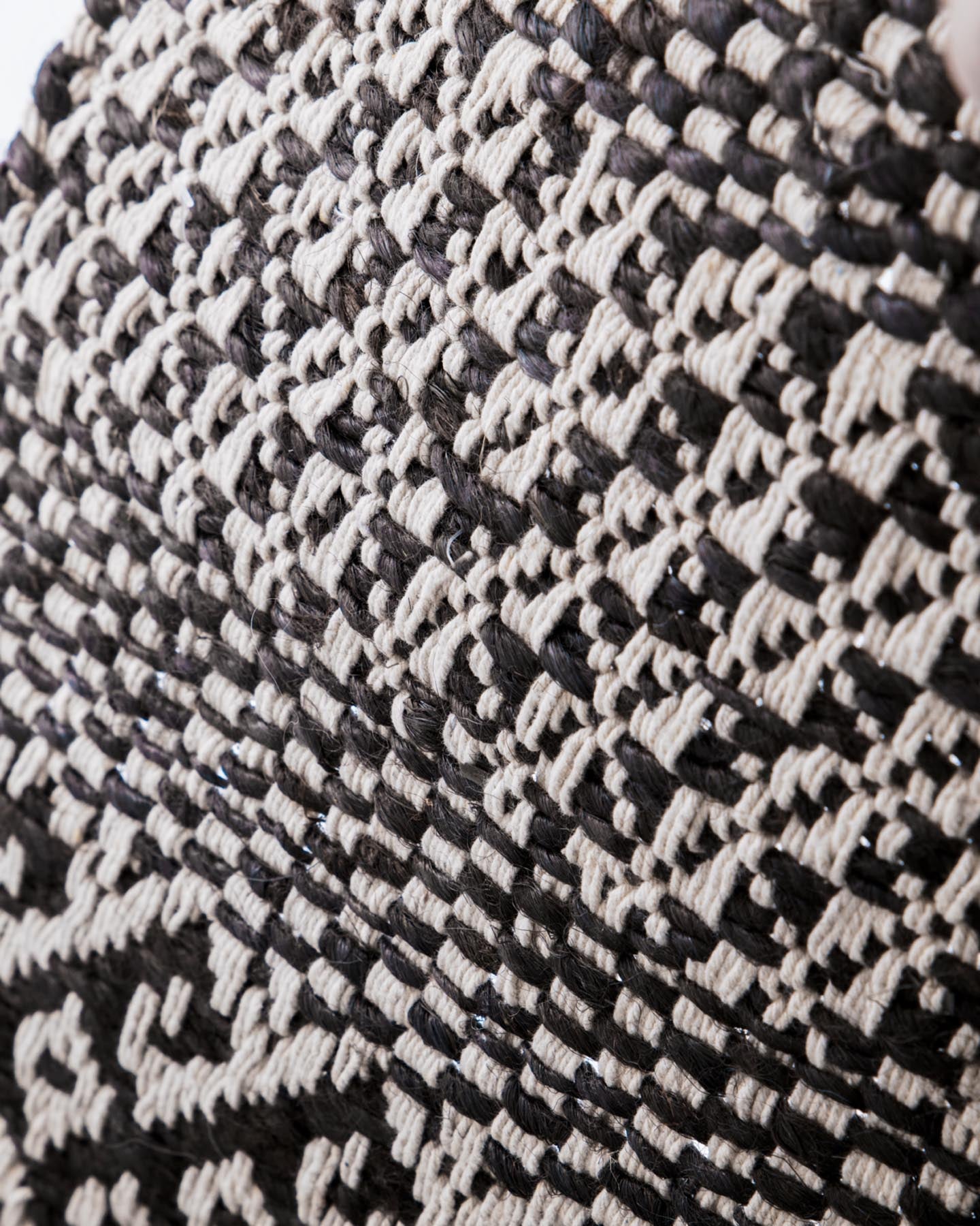 Der HDEthnic Teppich von House Doctor vereint stilvolles Ethnomuster in Schwarz und Natur. Handgefertigt aus Jute und Baumwolle, bringt er Wärme und Charakter in Ihr Zuhause.