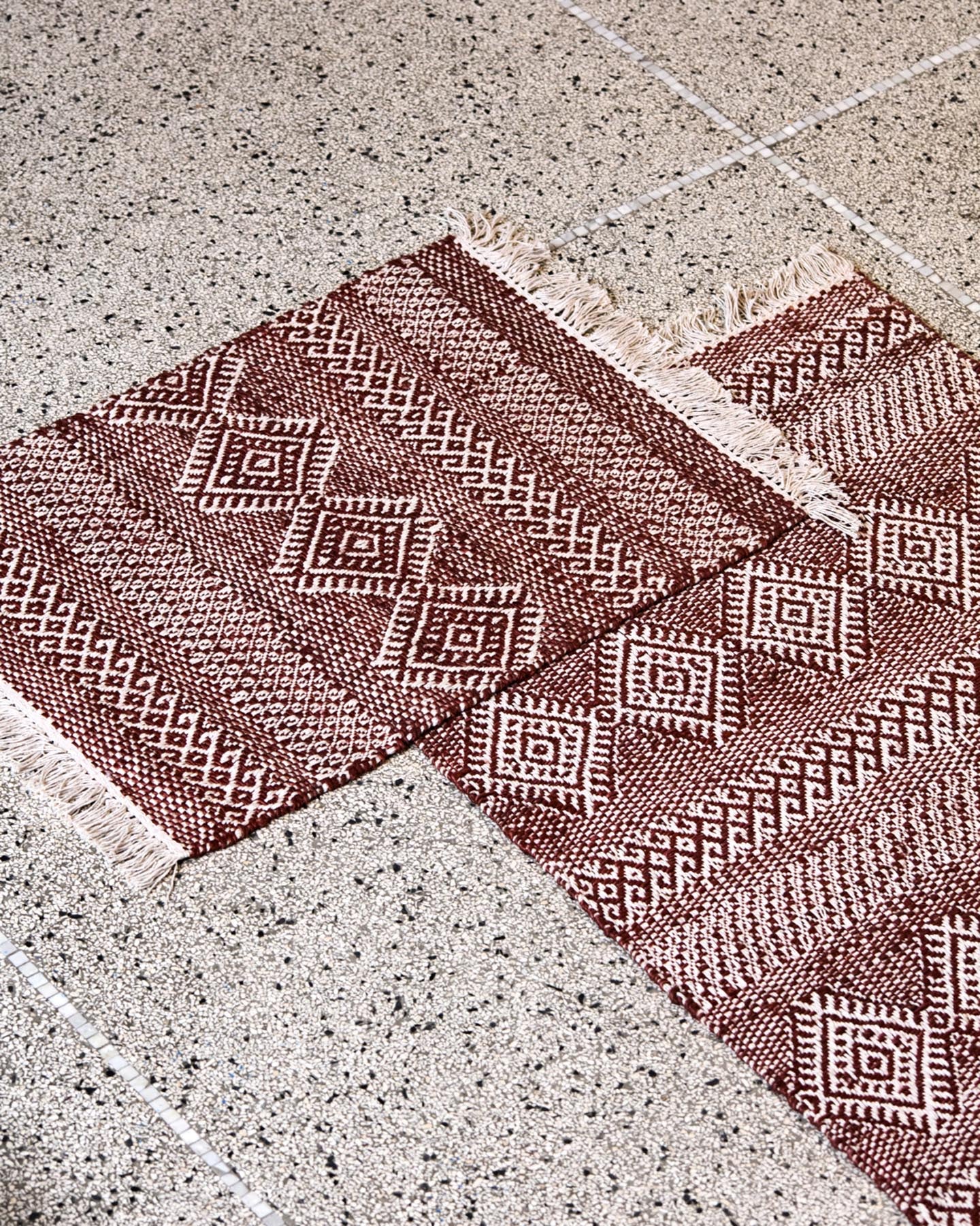 Entdecken Sie den HDEthnic Teppich von House Doctor in warmen Braun- und Naturtönen. Handgefertigt, einzigartig und vielseitig einsetzbar.