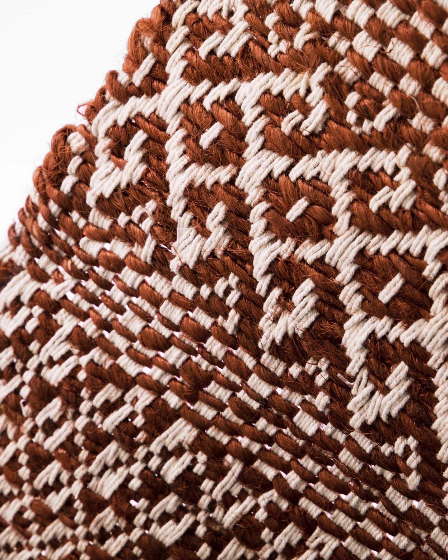 Verleihen Sie Ihrem Zuhause mit dem HDEthnic Teppich von House Doctor in Braun und Natur eine gemütliche Note. Handgefertigt und stilvoll.