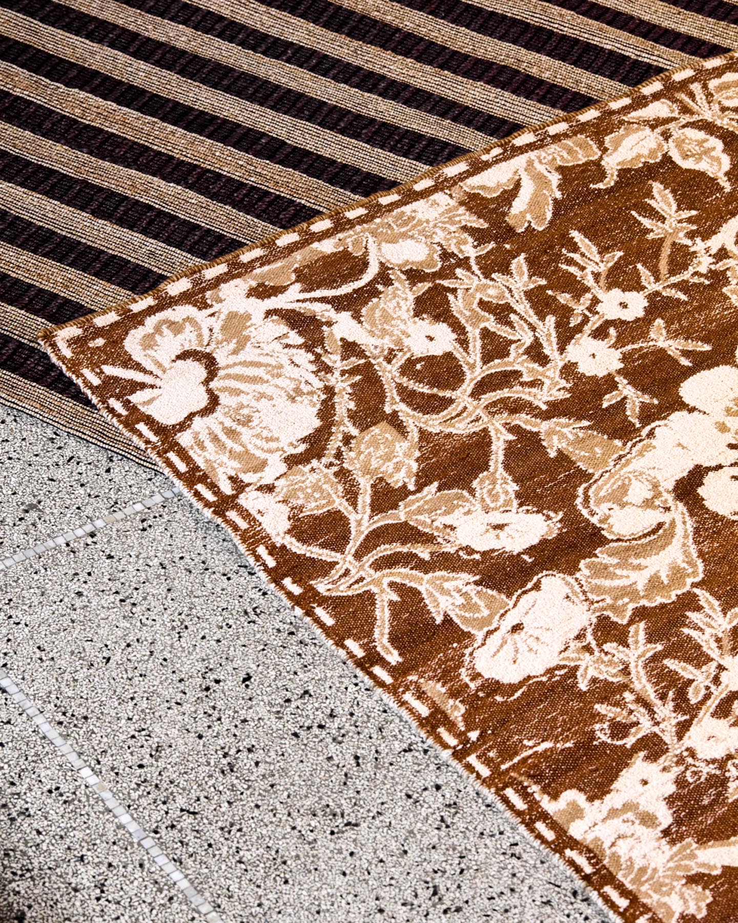 Der HDBloss Teppich in Braun von House Doctor bringt zeitlose Eleganz in Ihr Zuhause. Handgefertigt aus edlen Materialien, sorgt er für Wärme und Stil.