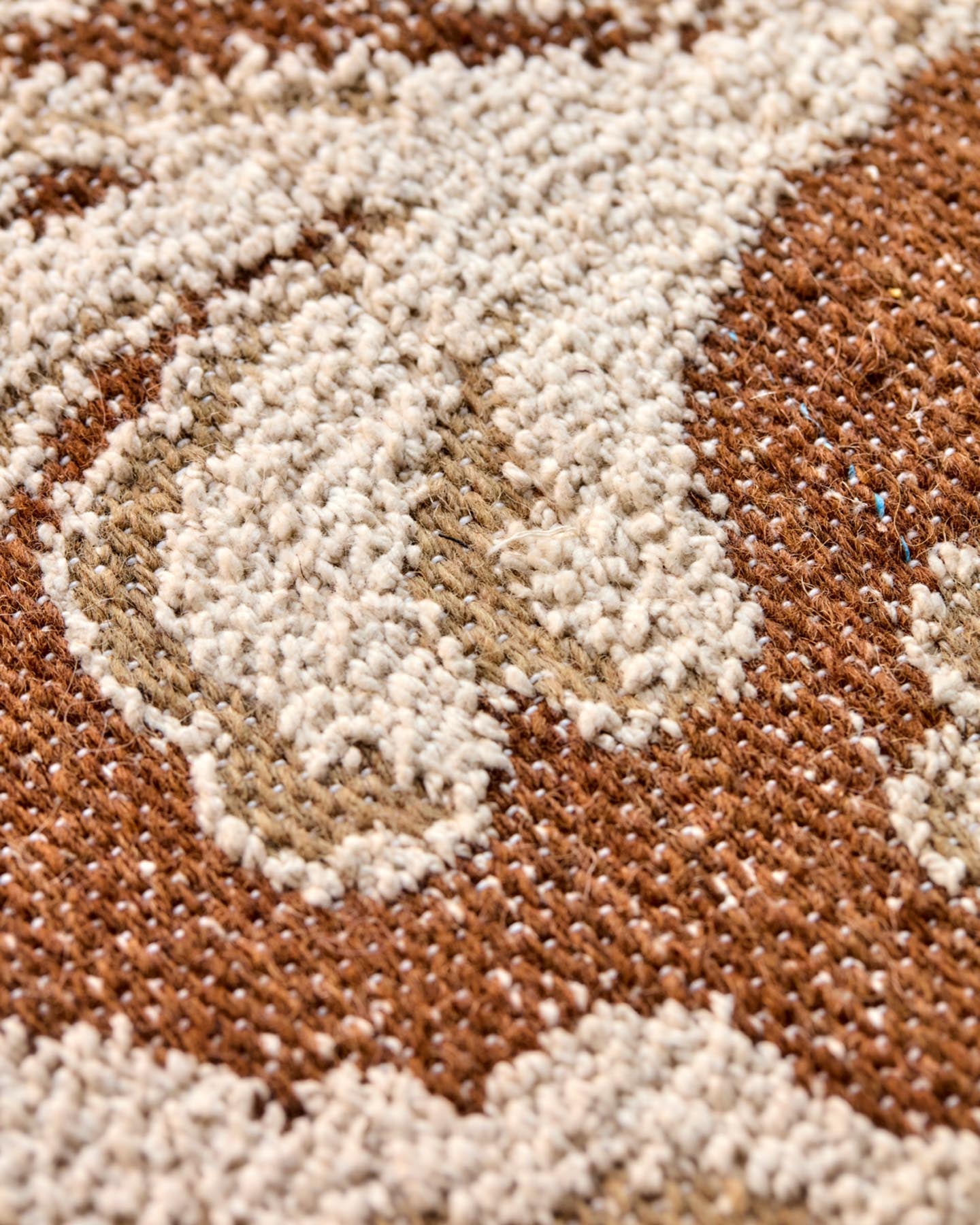 Erleben Sie den HDBloss Teppich in Braun von House Doctor – ein handgefertigtes Meisterwerk, das Stil und Gemütlichkeit in Ihr Zuhause bringt.