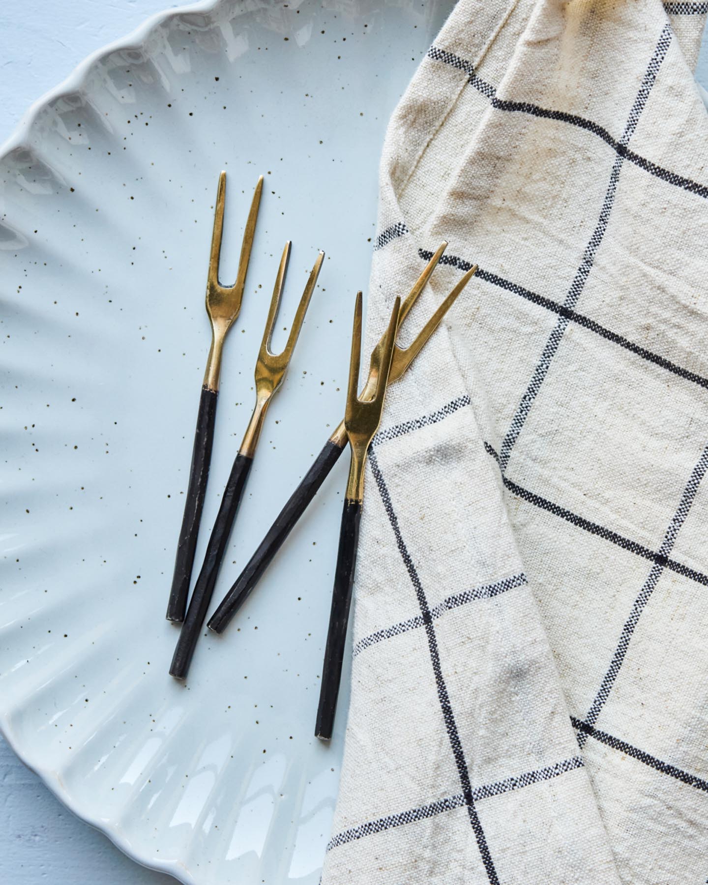 Entdecken Sie die HDFork Gabeln von House Doctor – handgefertigte Eleganz aus Antikmessing für stilvolle Tischmomente.