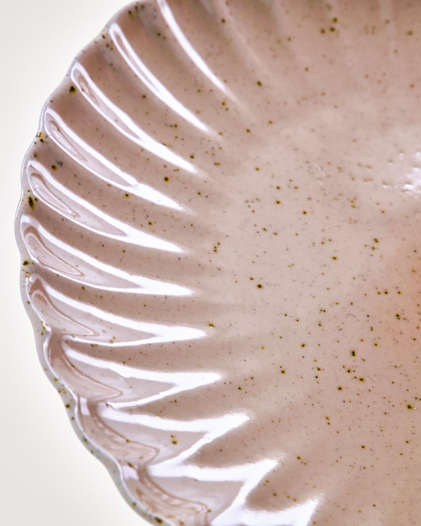 Handgefertigter Mittags-/Kuchenteller HDScallop in zartem Rosé von House Doctor. Einzigartiges Design mit Wellenrand, ideal für stilvolle Anlässe.