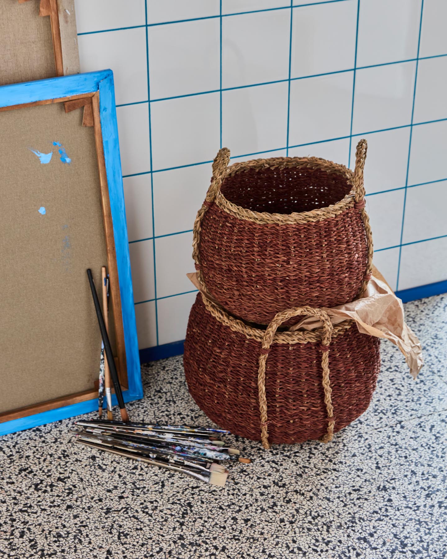 Entdecken Sie die handgeflochtenen HDRangi Aufbewahrungskörbe von House Doctor. Stilvoll, funktional und aus natürlichem Seegras – ideal für jedes Zuhause!