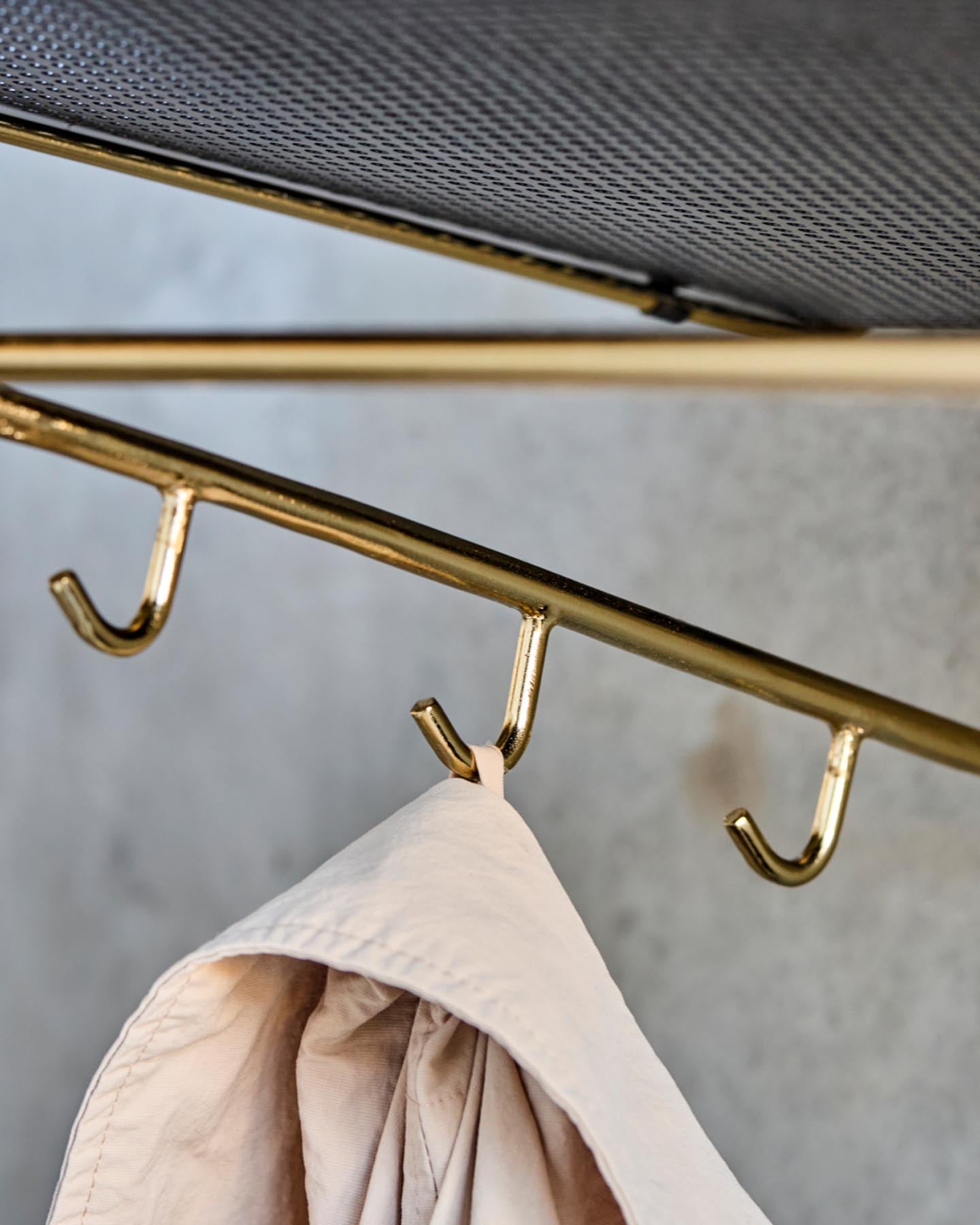 Erleben Sie das HDWally Wandregal von House Doctor – ein stilvolles Möbelstück mit antikem Messing-Finish und praktischen Funktionen für jeden Raum.