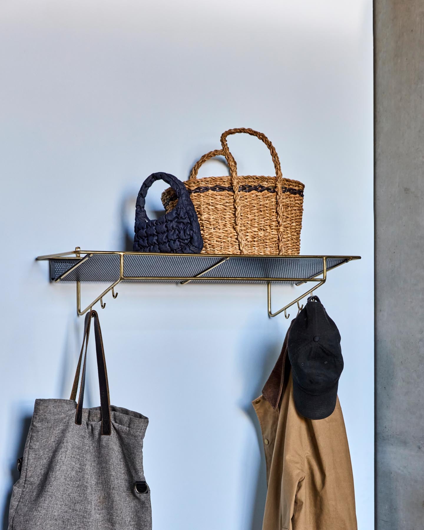 Entdecken Sie das HDWally Wandregal von House Doctor – ein elegantes Regal mit antikem Messing-Finish und praktischen Haken für Ordnung und Stil.
