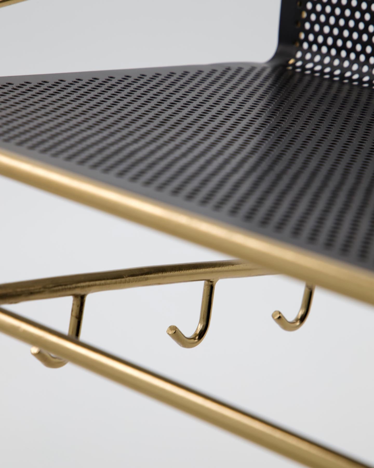 Erleben Sie das HDWally Wandregal von House Doctor – ein stilvolles Regal mit edlem antikem Messing-Finish und vielseitigen Aufbewahrungsmöglichkeiten.