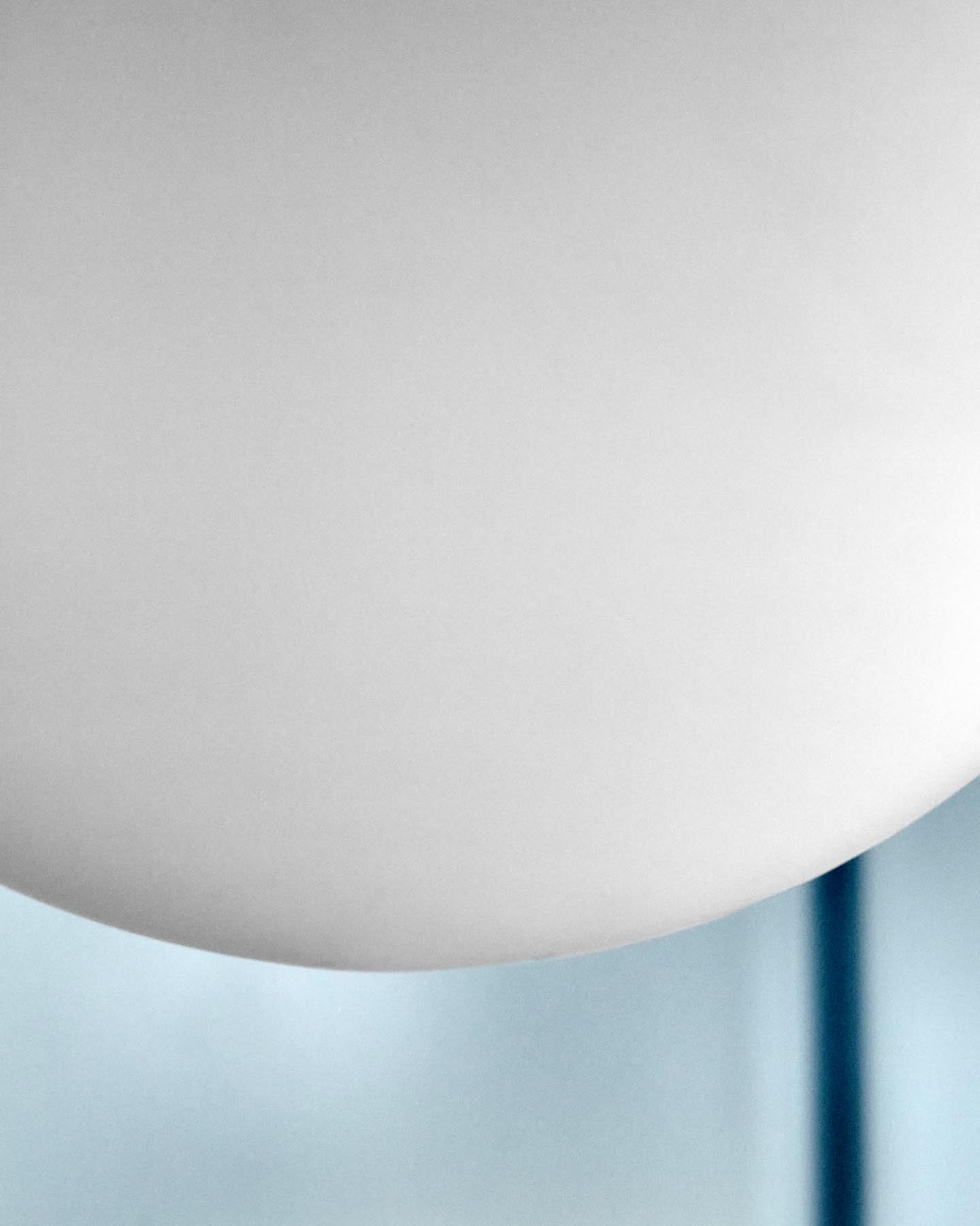 Entdecken Sie die HDCoin Pendelleuchte von House Doctor – eine stilvolle Kombination aus gebürstetem Silber und mattem Glas, die jeden Raum elegant aufwertet.