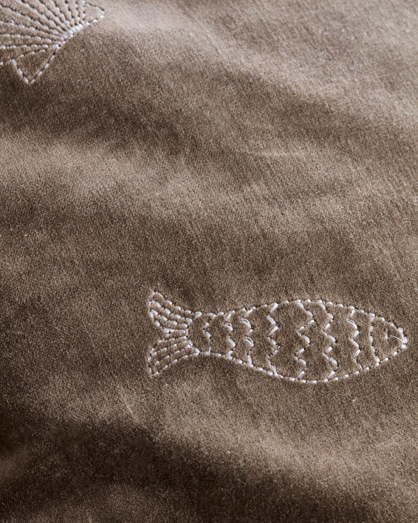 Verleihen Sie Ihrem Zuhause mit dem stilvollen Kissenbezug HDPlay in Braun von House Doctor einen Hauch von Eleganz und Gemütlichkeit.